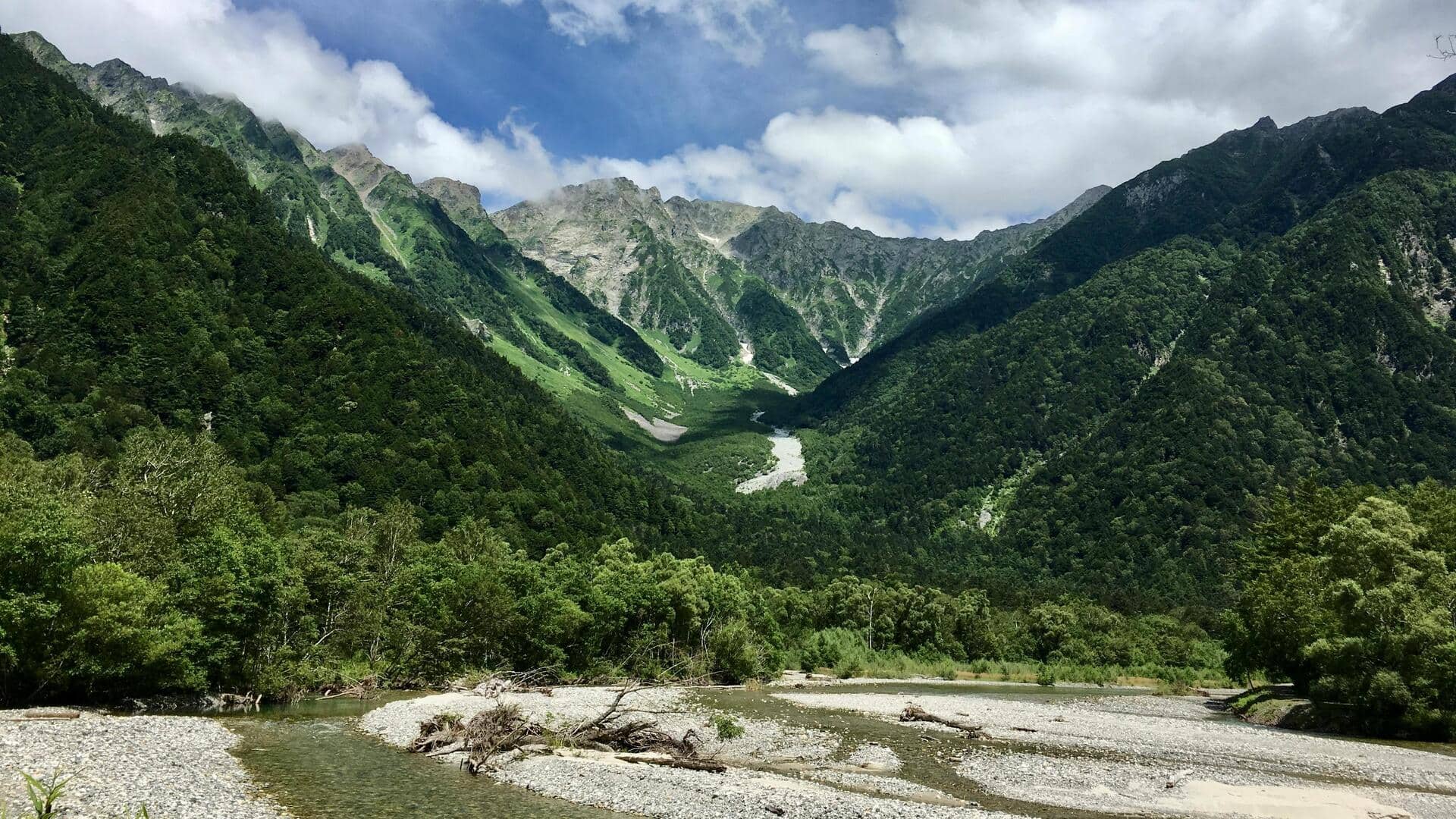 Menemukan Keindahan Pegunungan Tersembunyi di Jepang