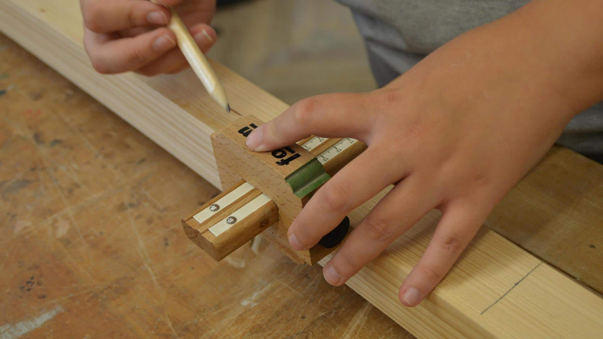 Hiasan rumah elegan dari potongan plywood bekas