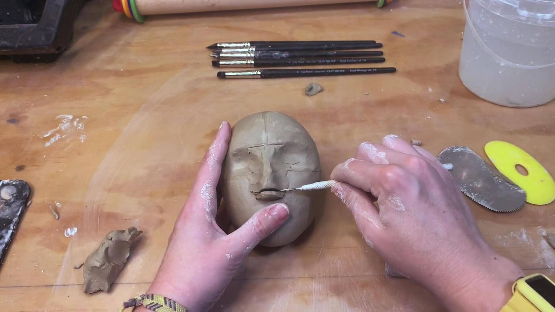 Teknik Dasar untuk Pemula dalam Membuat Patung dari Tanah Liat