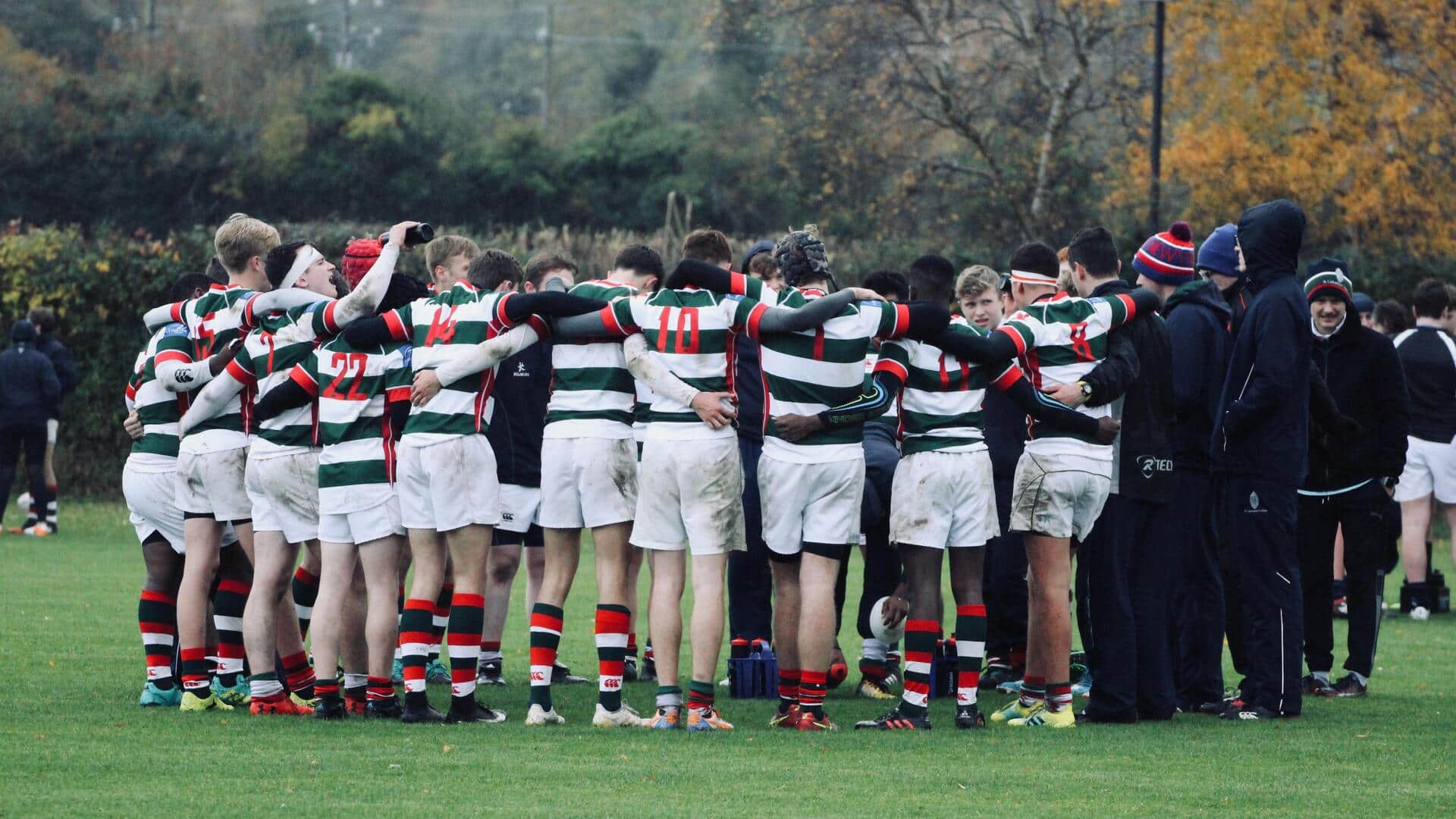 Mengapa pemain rugby berkumpul sebelum pertandingan?