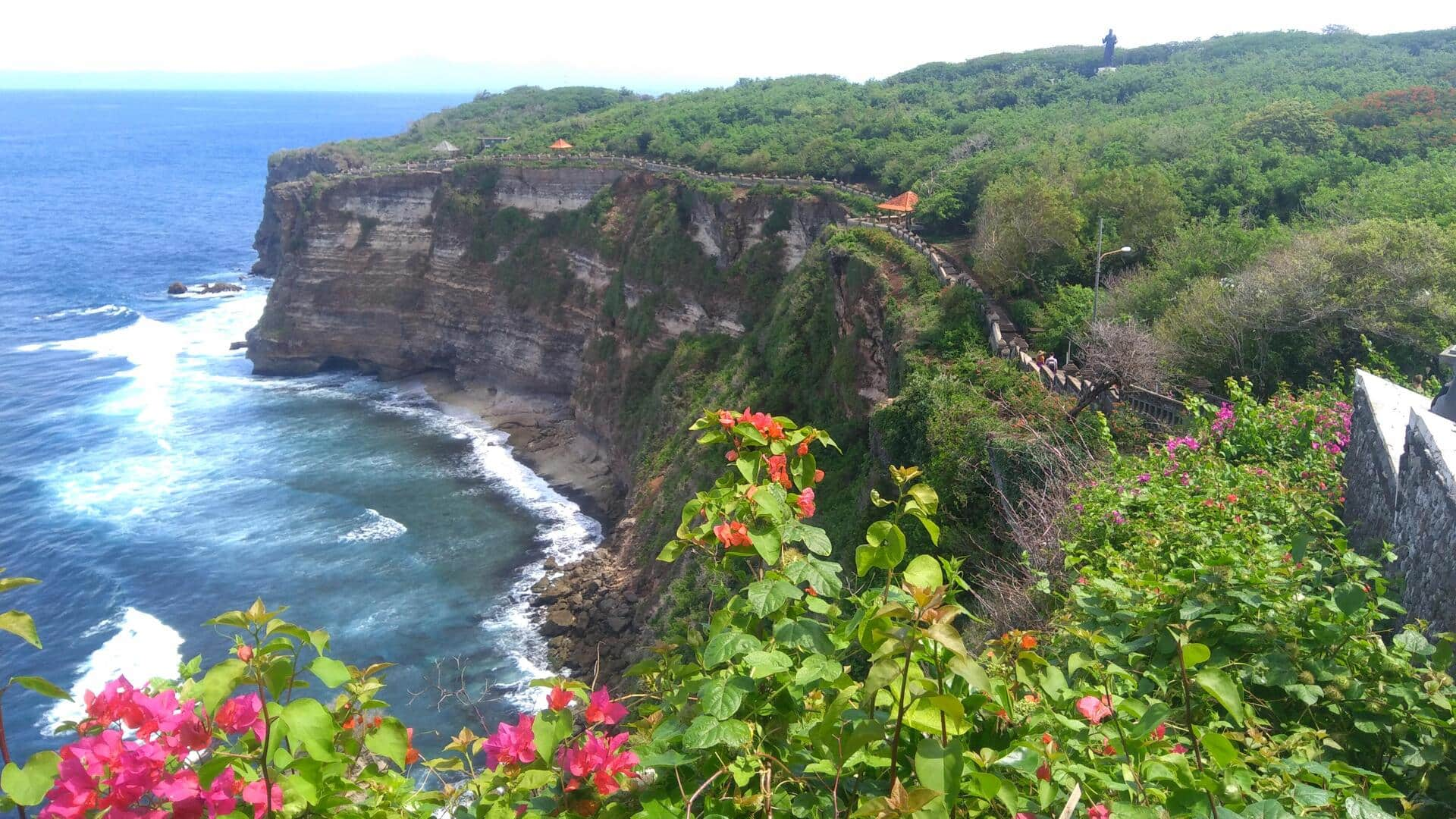 Menikmati keindahan Tebing Uluwatu saat matahari terbenam