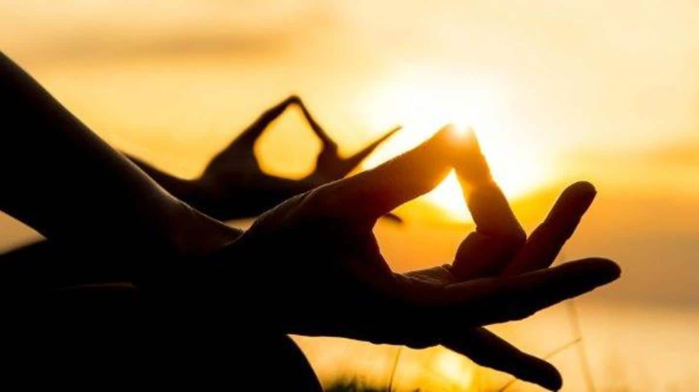 5 pose yoga yang mengurangi stres dan kecemasan | NewsBytes