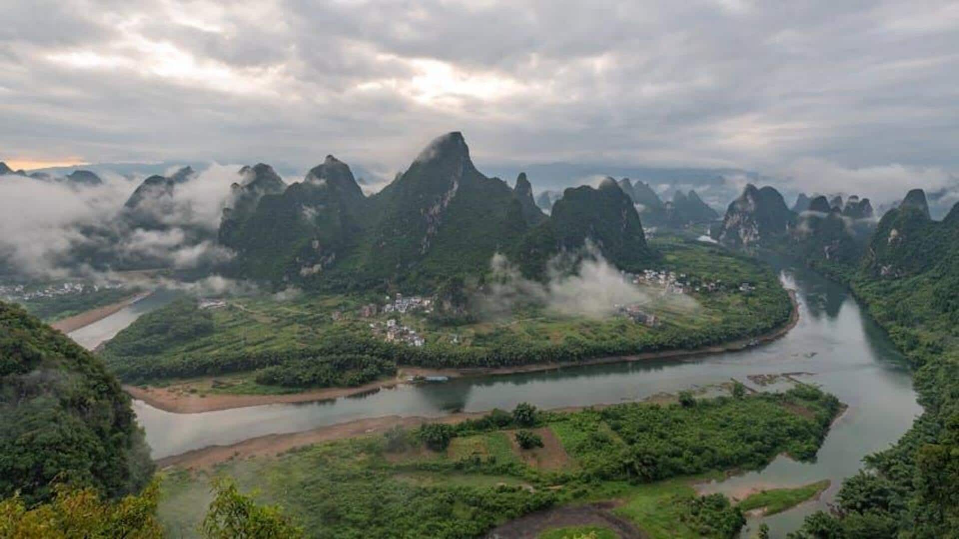 Menjelajahi Lanskap Karst dan Ngarai Guangxi, Cina