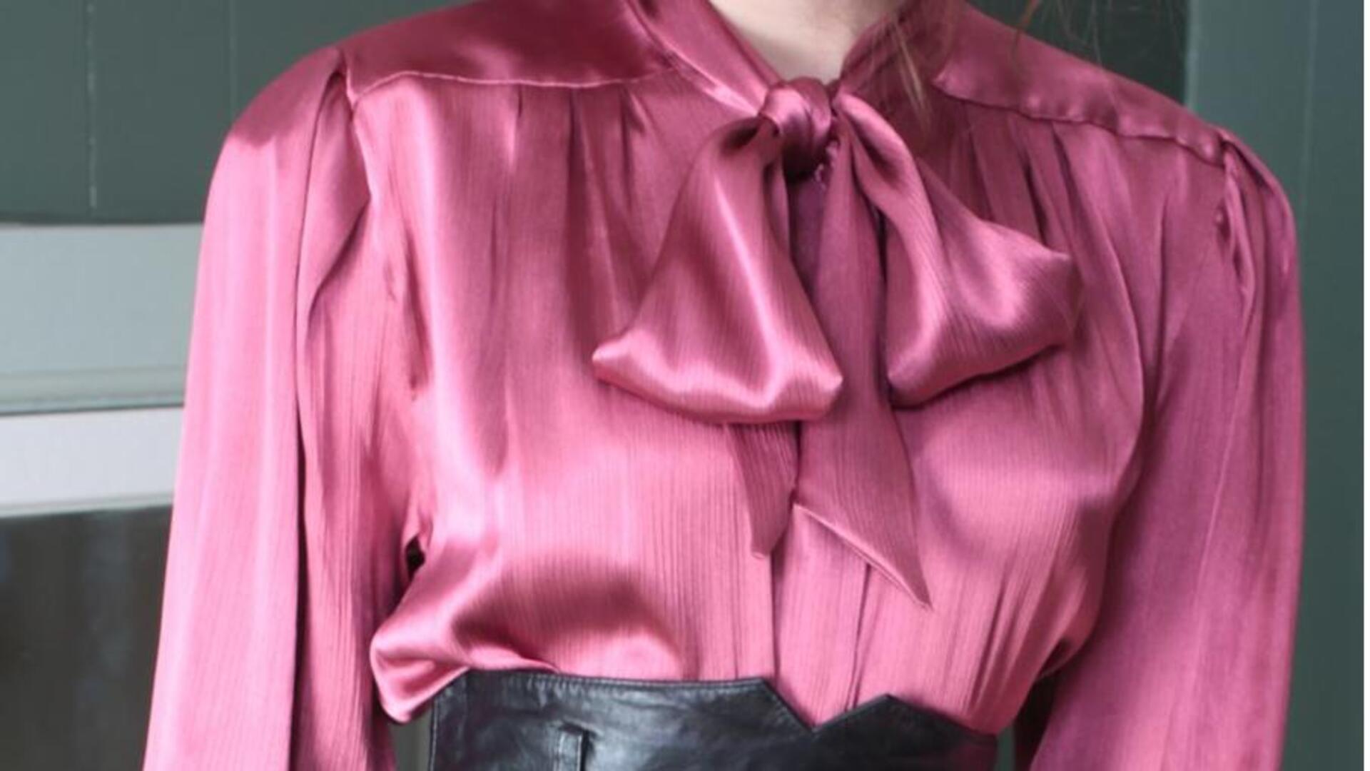 Blus sutra: Elegansi serbaguna untuk setiap lemari pakaian