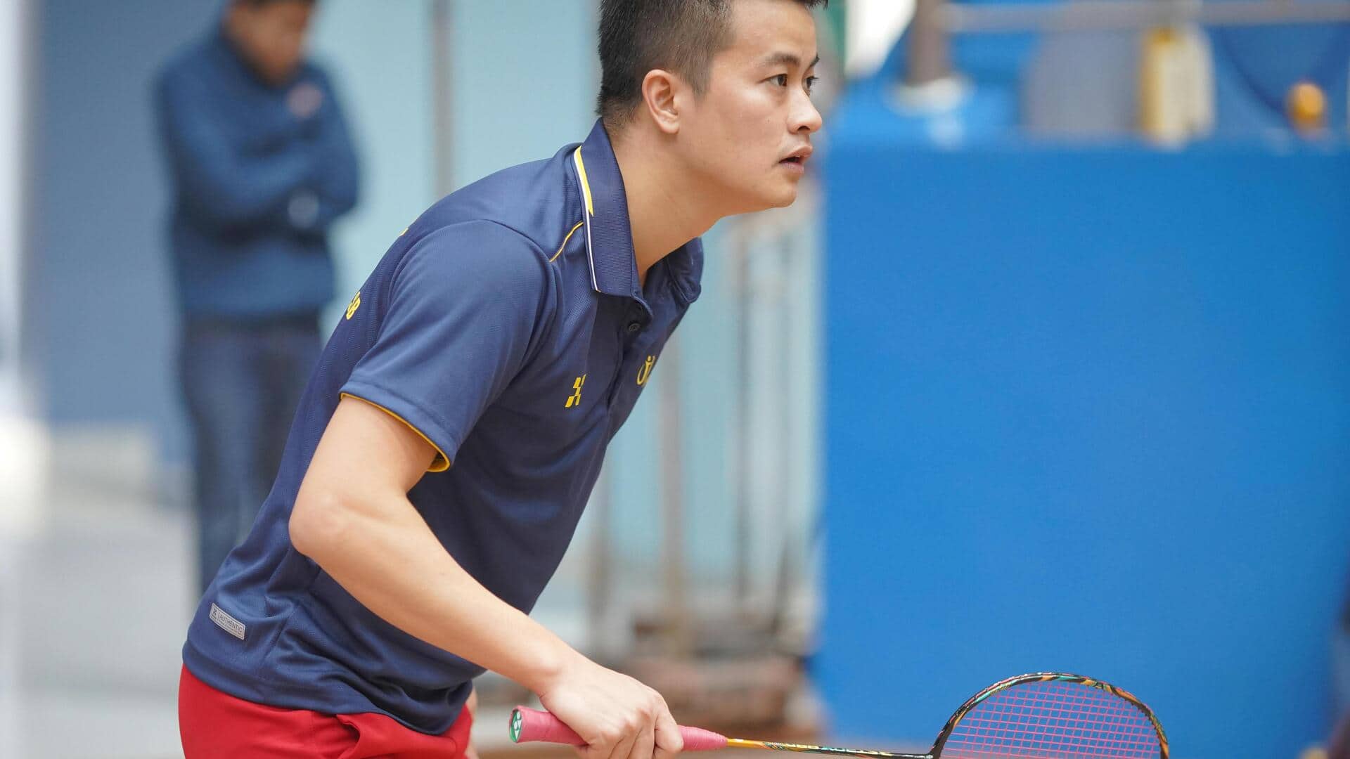 Mengapa pemain badminton menggunakan servis bawah?