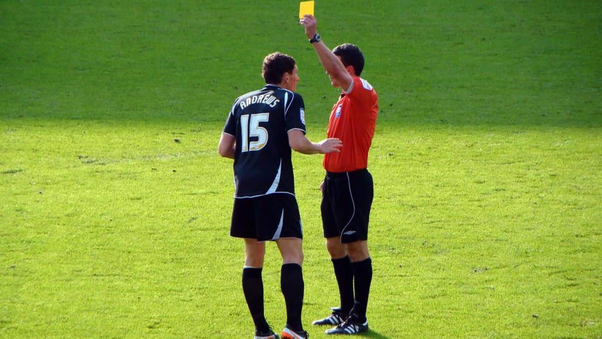 Mengapa wasit sepak bola menggunakan kartu berwarna untuk pelanggaran?