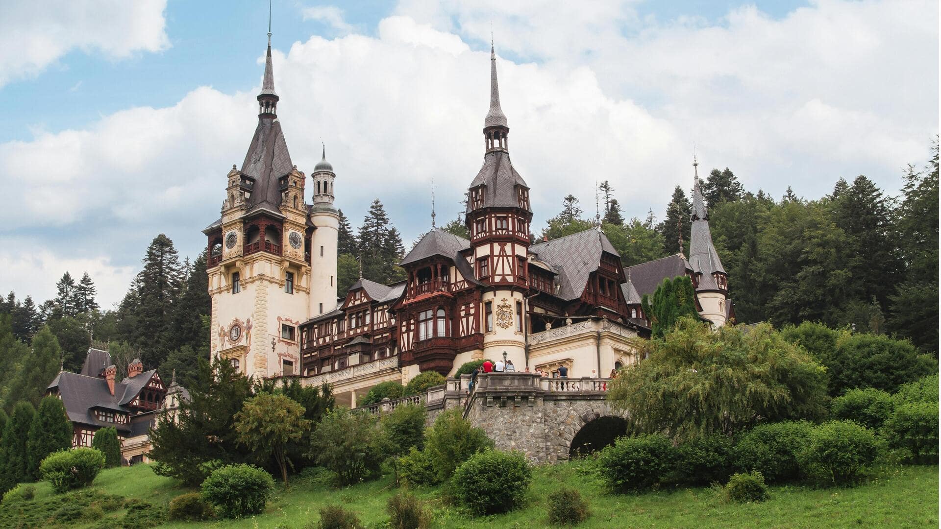 Menjelajahi Kastel Rumania di Luar Cerita Dracula