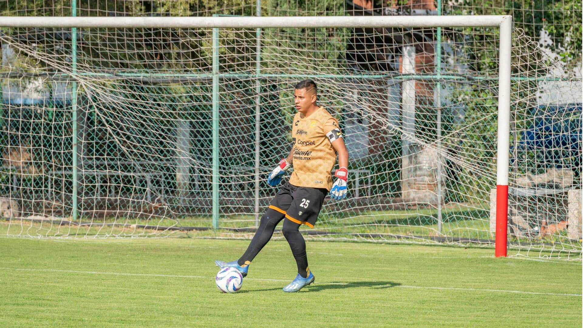 Mengapa tantangan tiang gawang dalam sepak bola sangat sulit?