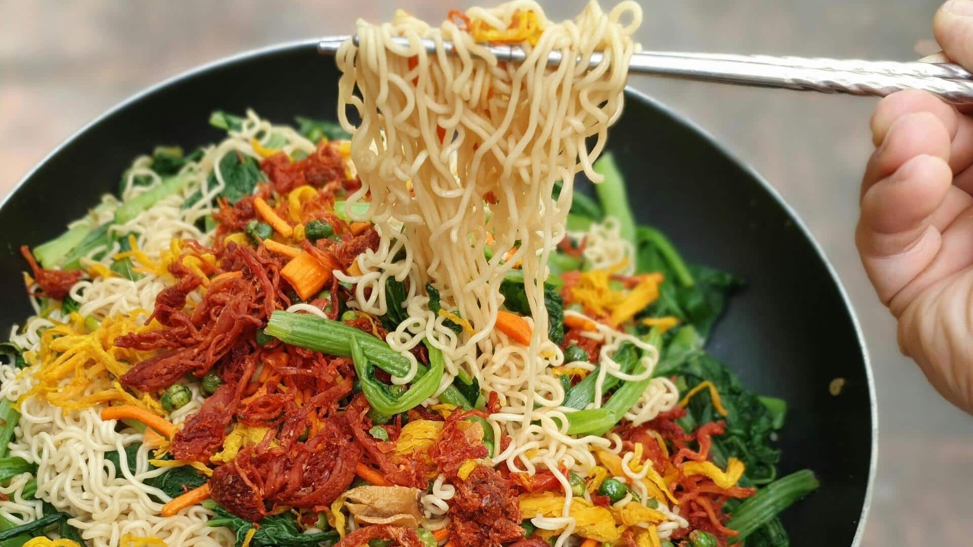 Mangkuk mie pelangi dengan sayuran sehari-hari Mangkuk mie pelangi dengan sayuran sehari-hari