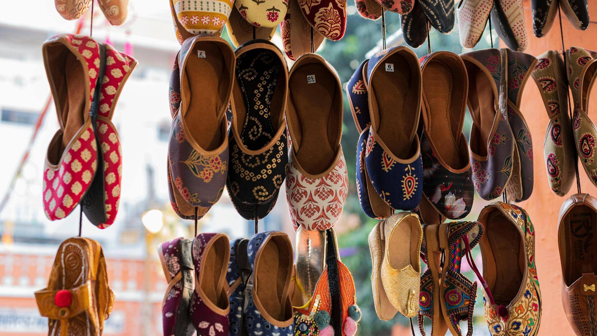 Sepatu buatan tangan untuk melengkapi pakaian India yang meriah