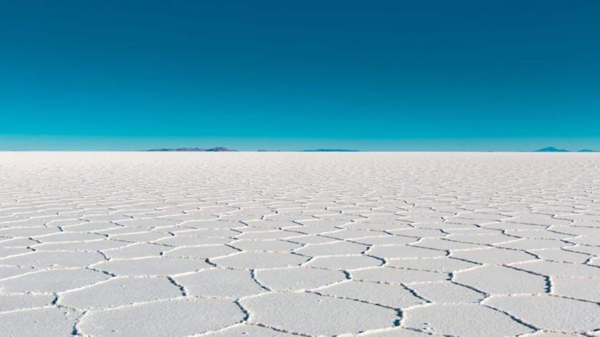 Menikmati Keindahan Salar de Uyuni saat Matahari Terbenam Menikmati Keindahan Salar de Uyuni saat Matahari Terbenam