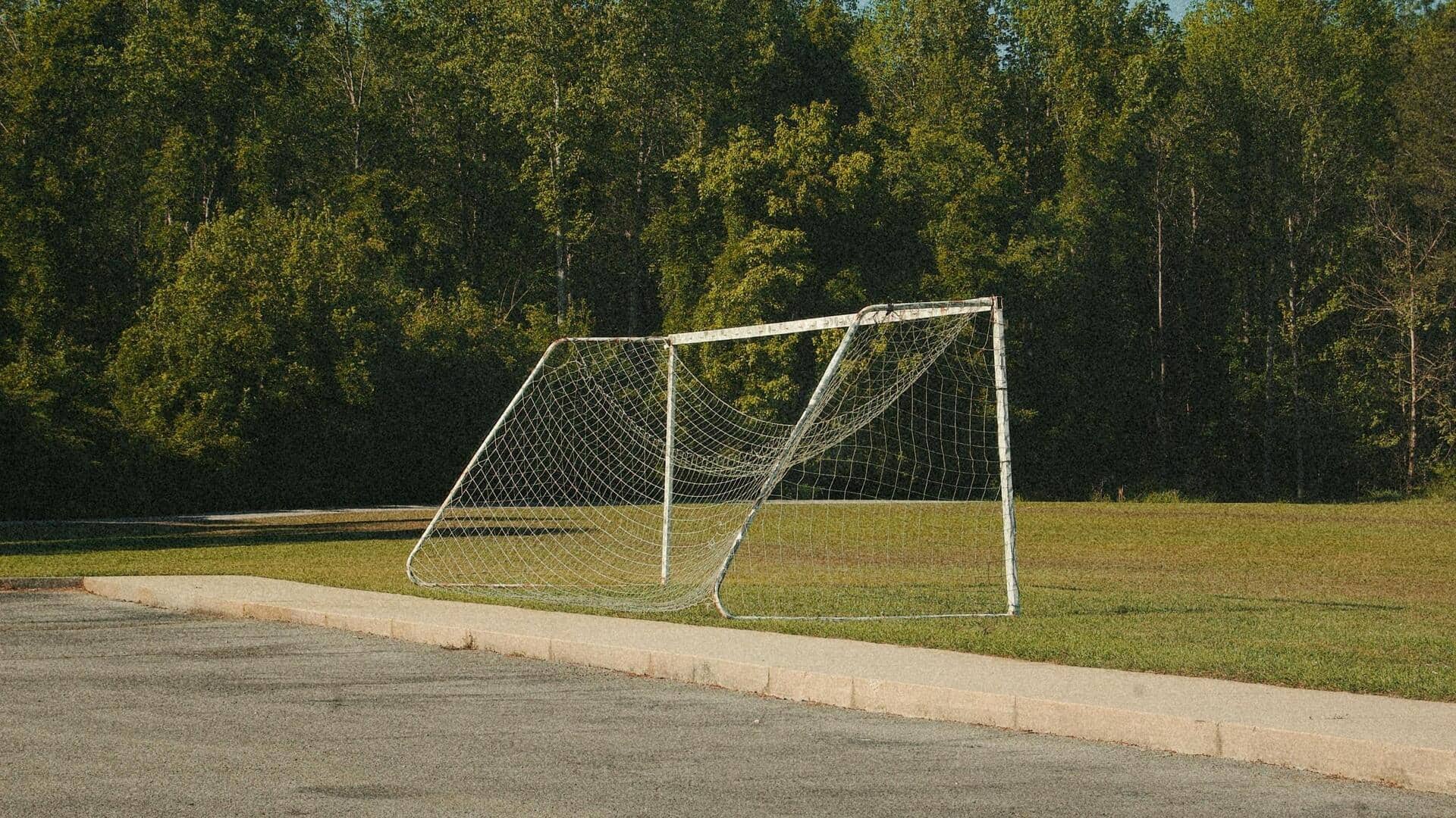 Mengapa tiang gawang sepak bola selalu berwarna putih?