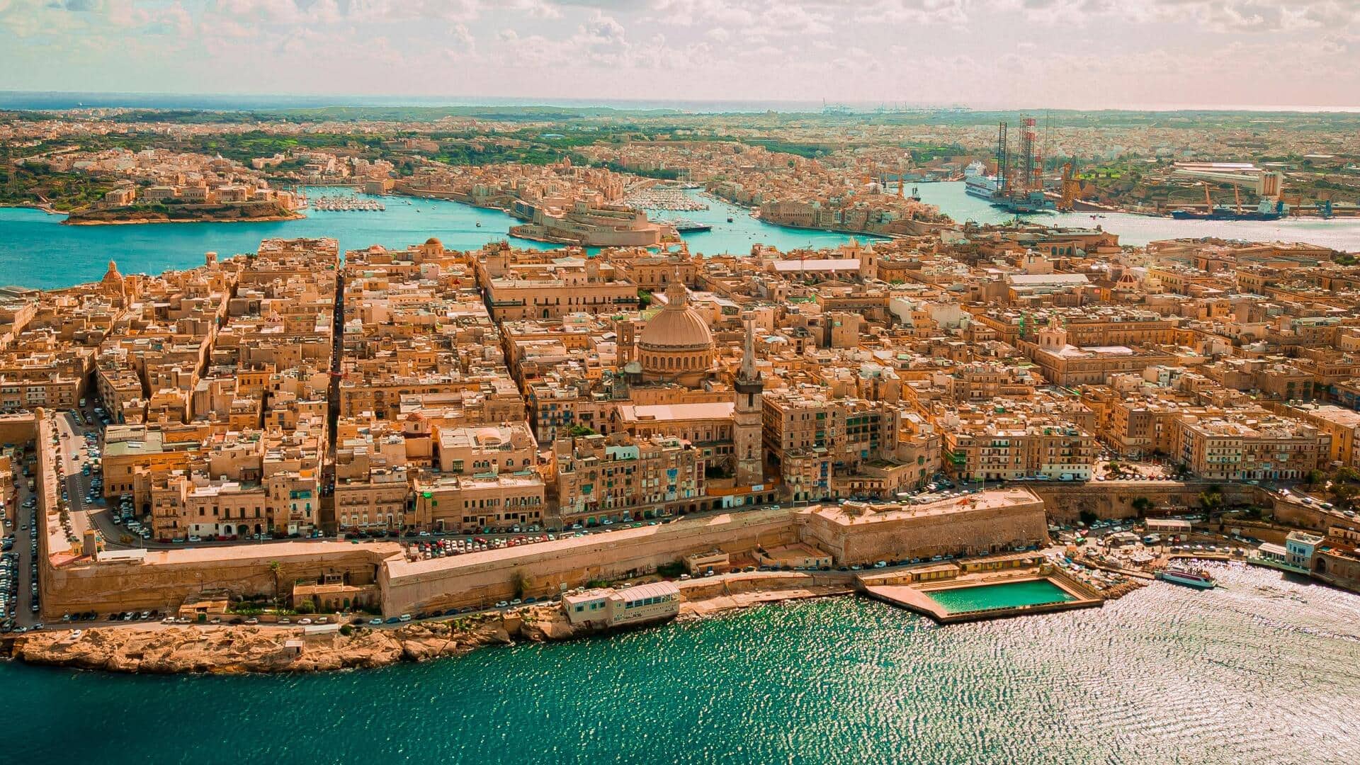 Menjelajahi Jalan Bersejarah Malta dan Pemandangan Pantai Biru