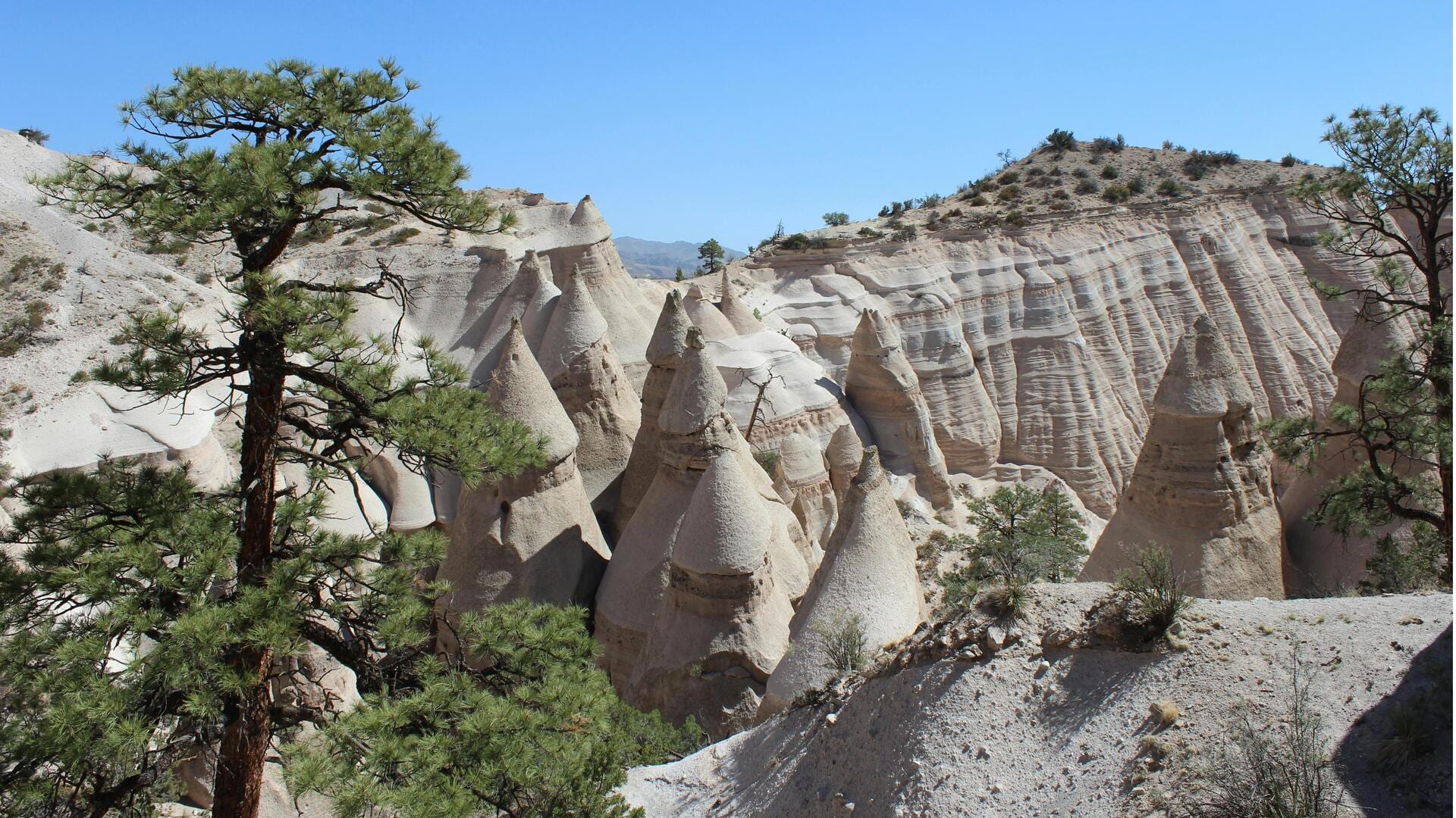 Menjelajahi Slot Canyon Tersembunyi di Kasha-Katuwe Tent Rocks, New Mexico