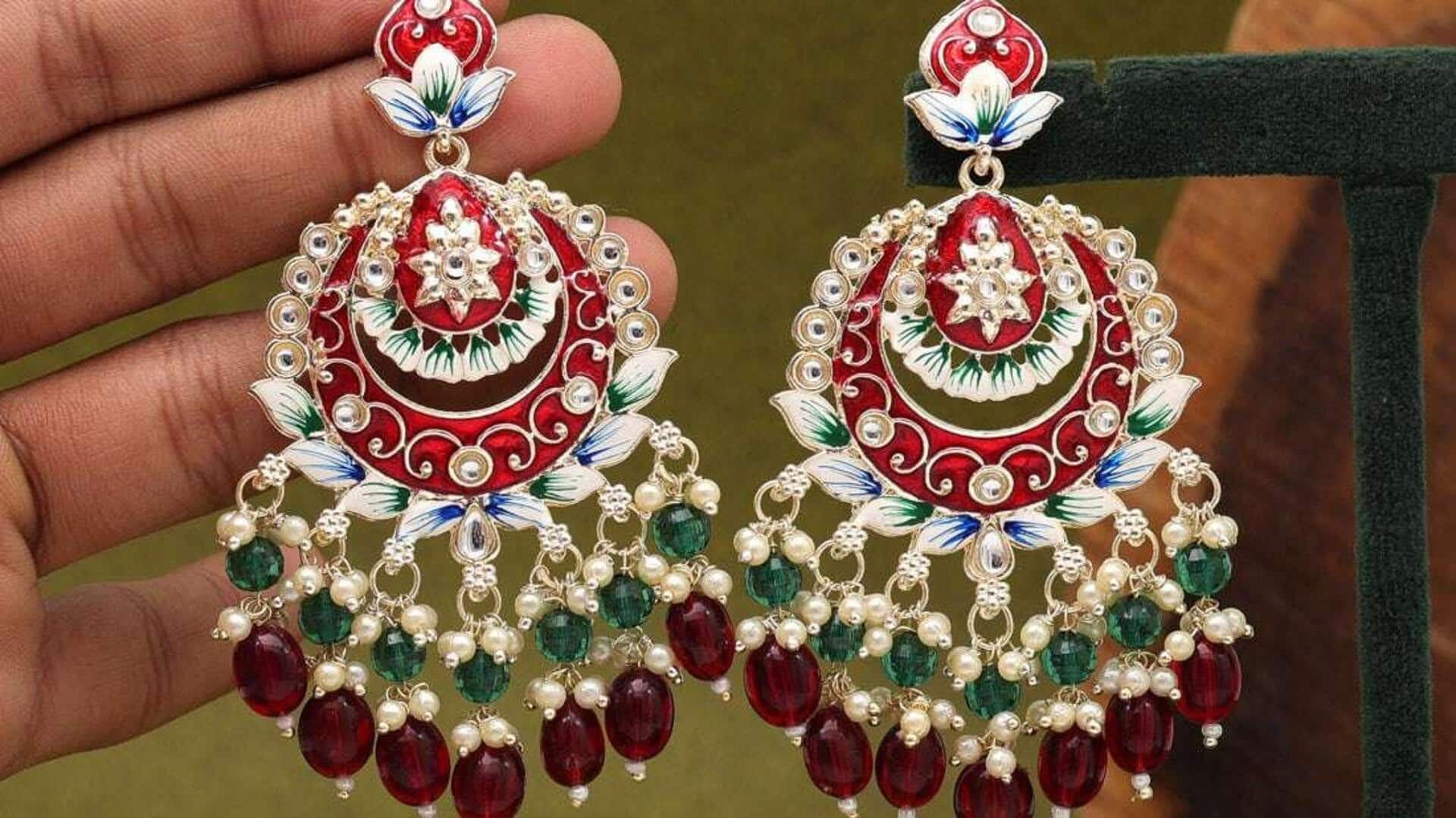 Lima cara memakai anting Meenakari di musim dingin