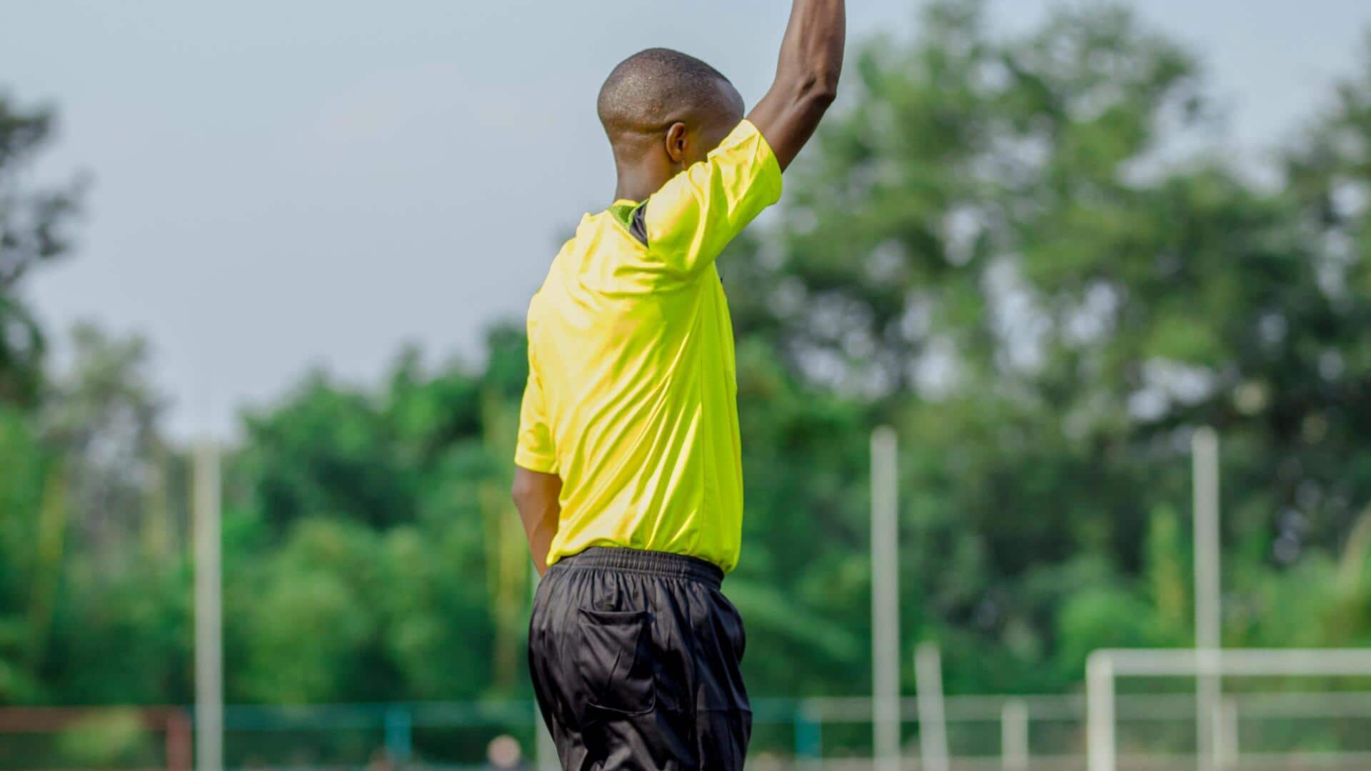 Mengapa wasit sepak bola mengenakan pakaian dengan pola yang berani?