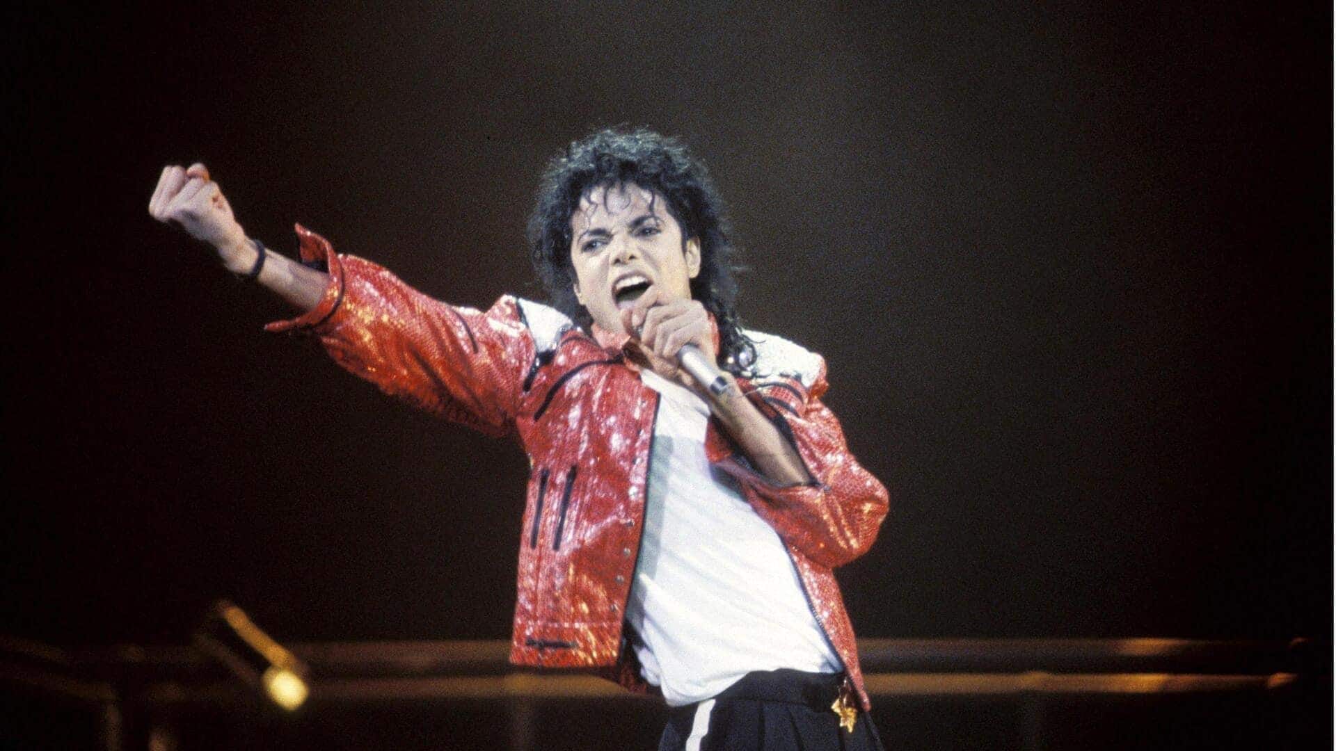 Kaos kaki bertabur berlian imitasi milik Michael Jackson terjual dengan harga yang sangat mahal Kaos kaki bertabur berlian imitasi milik Michael Jackson terjual dengan harga yang sangat mahal