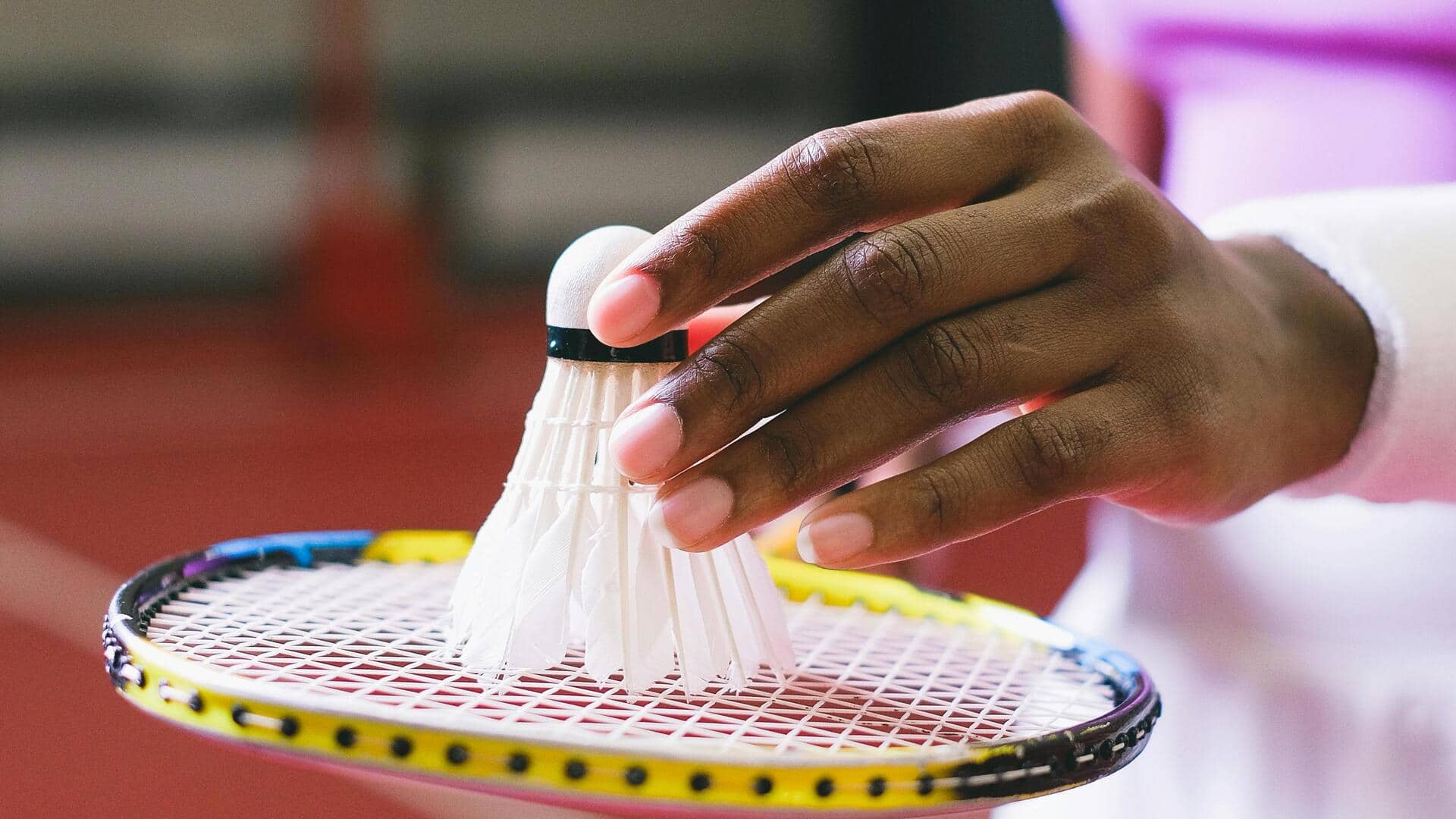 Mengapa shuttlecock memiliki bulu dalam badminton?