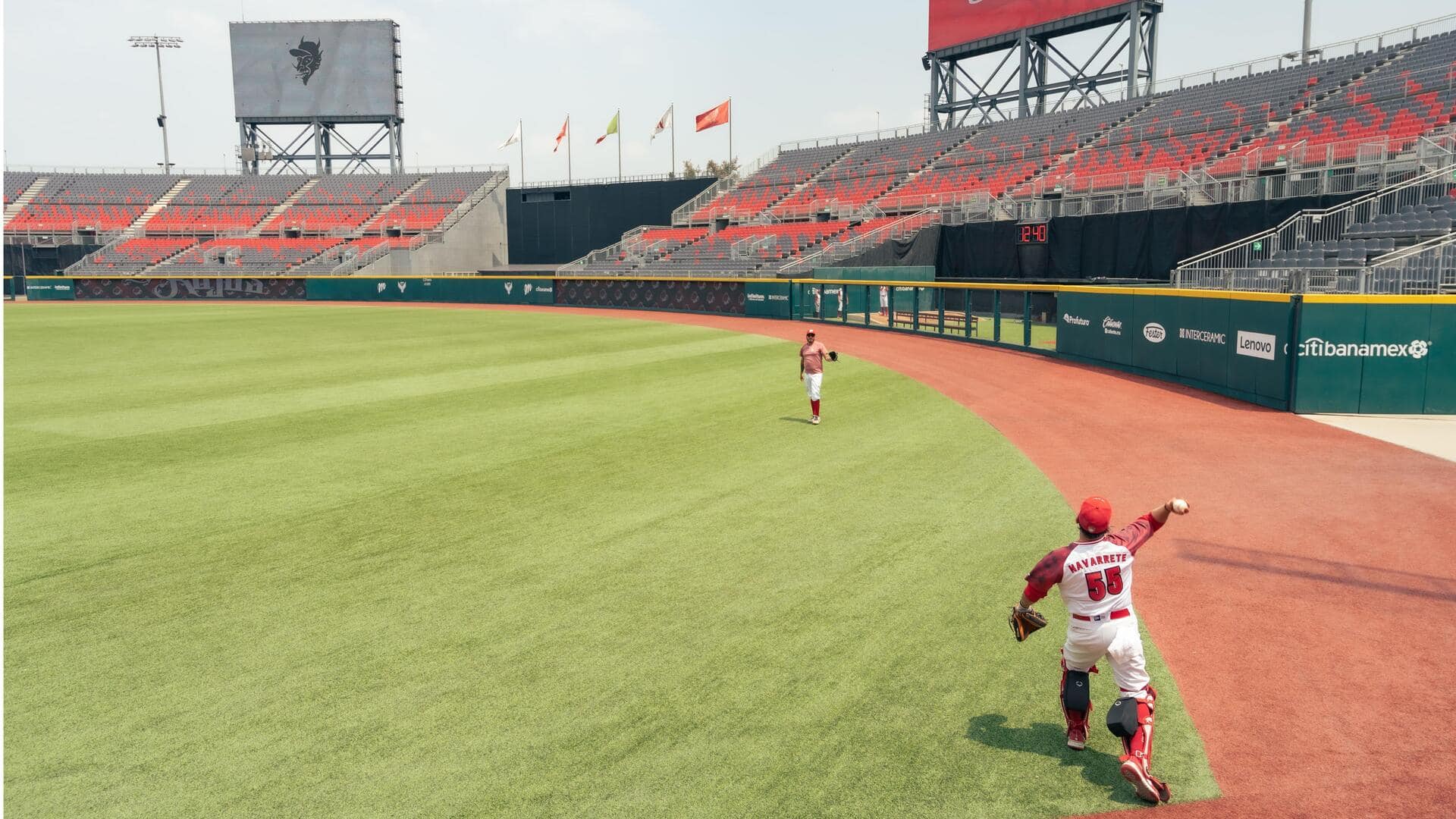 Mengapa dugout baseball di bawah permukaan lapangan?