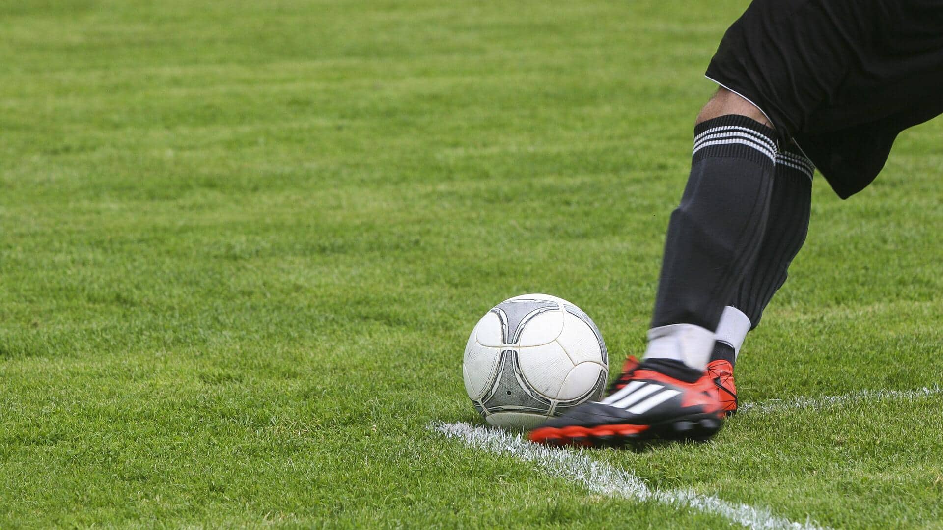 Mengapa tendangan sepak bola sering berputar? Penjelasan ilmiah