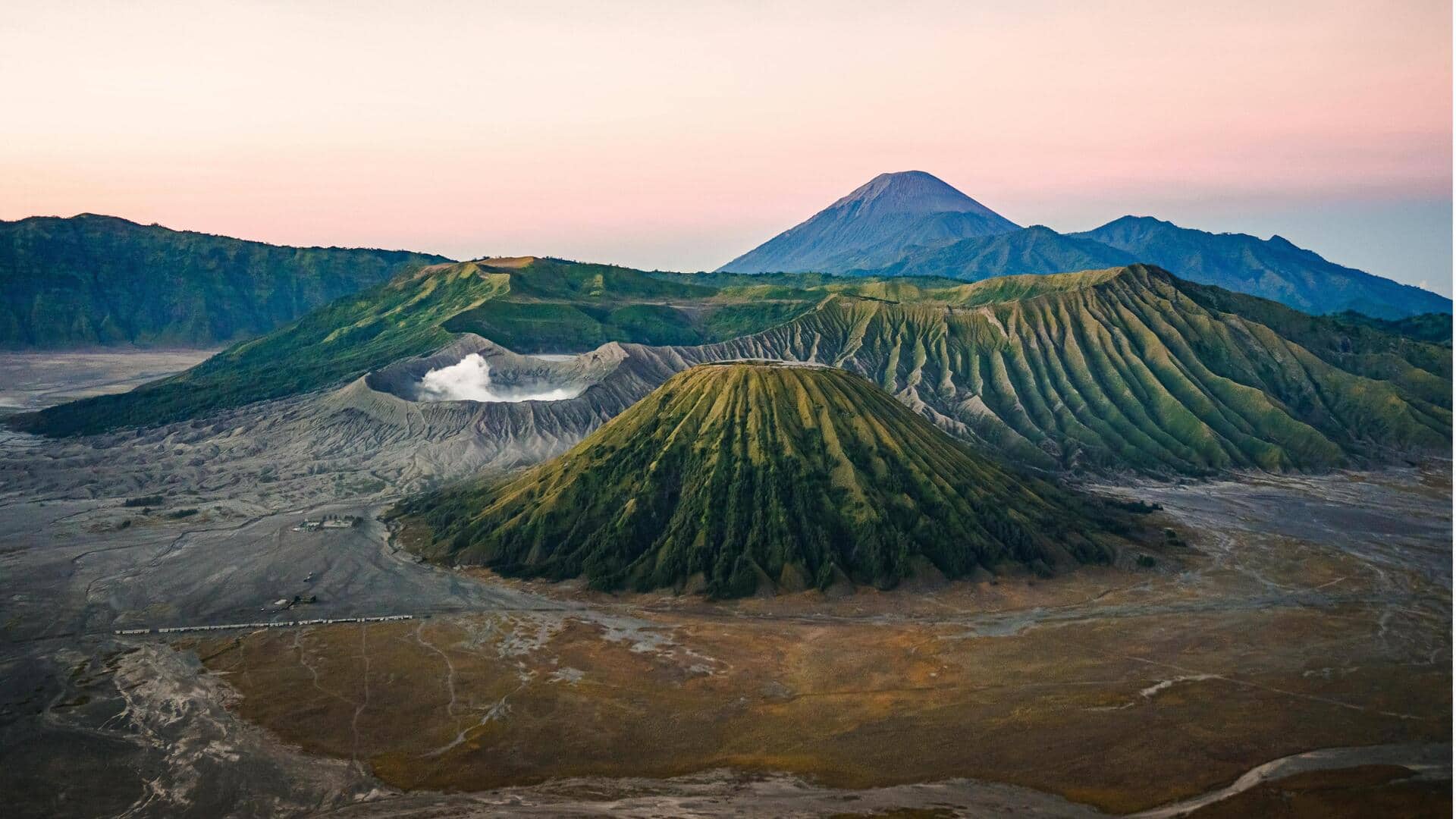 Tempat Terbaik Menikmati Matahari Terbit di Sekitar Gunung Bromo Tempat Terbaik Menikmati Matahari Terbit di Sekitar Gunung Bromo