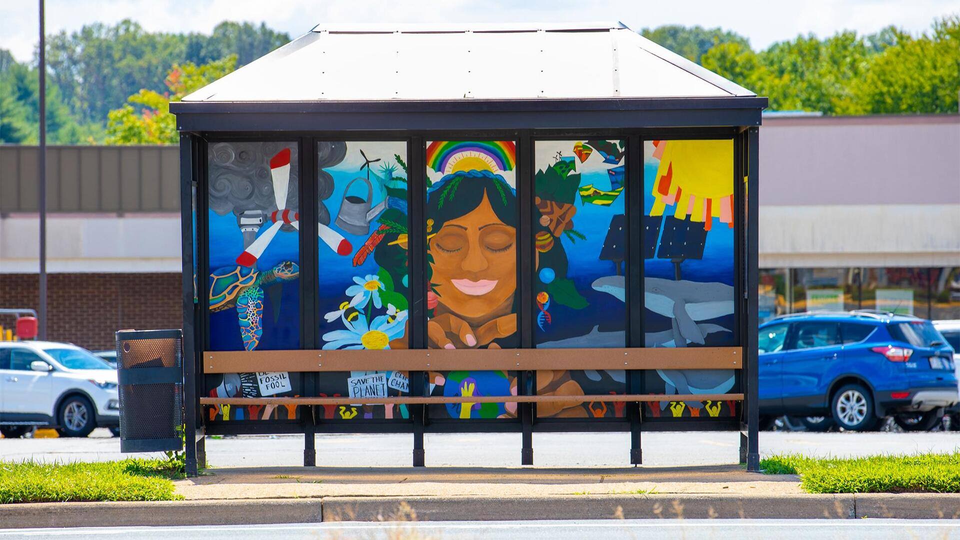 Mengubah Halte Bus menjadi Pameran Seni Kota