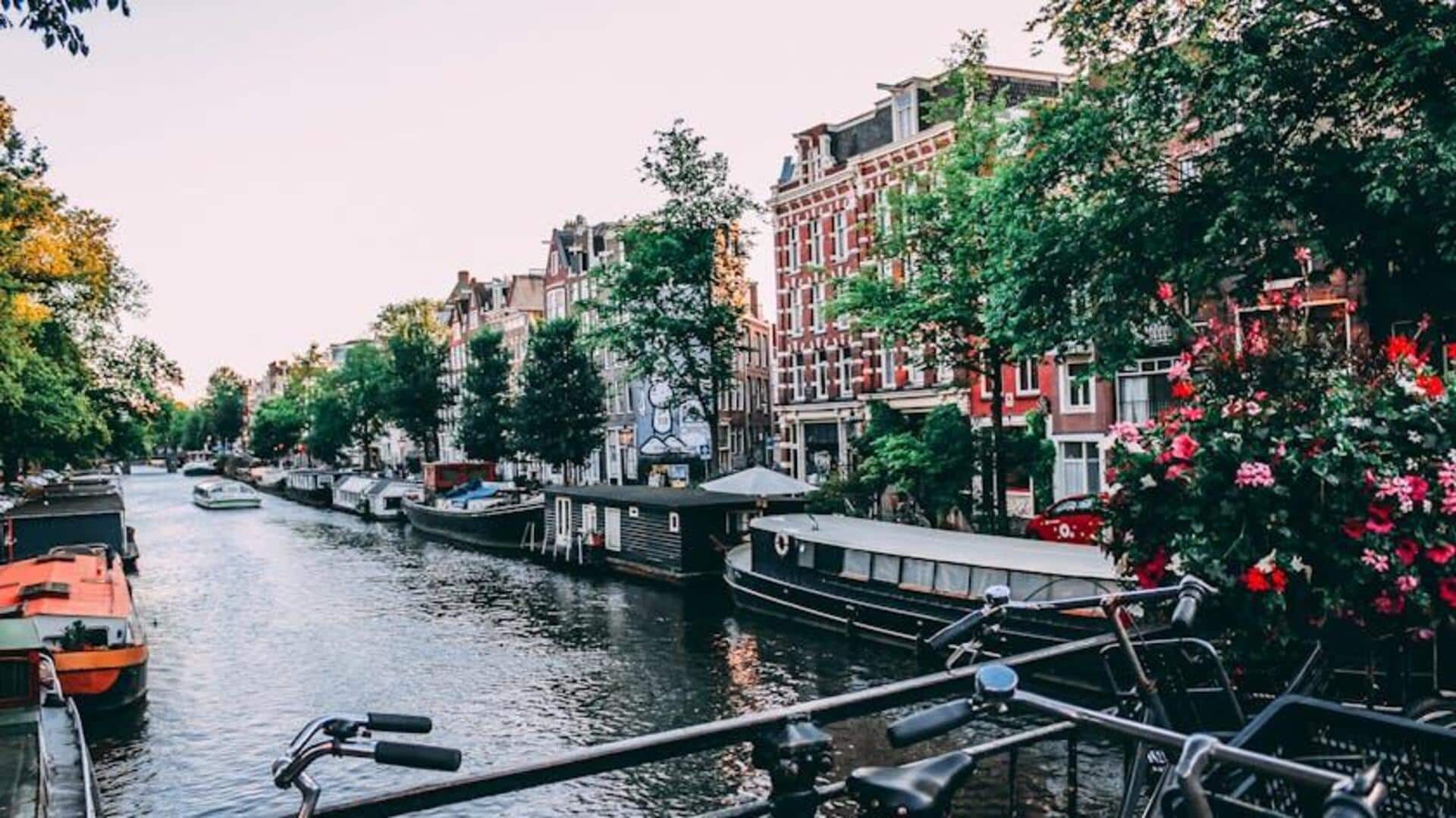 Menikmati Makan di Atas Kapal di Amsterdam