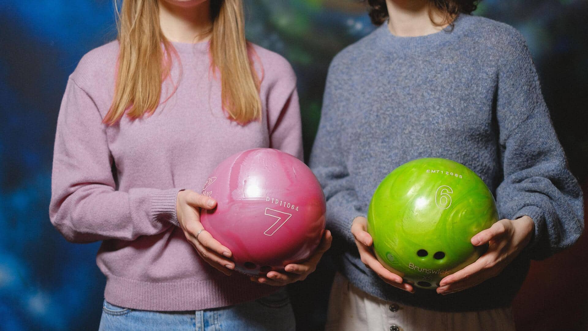 Mengapa bola bowling lebih berat dari peralatan olahraga lain?