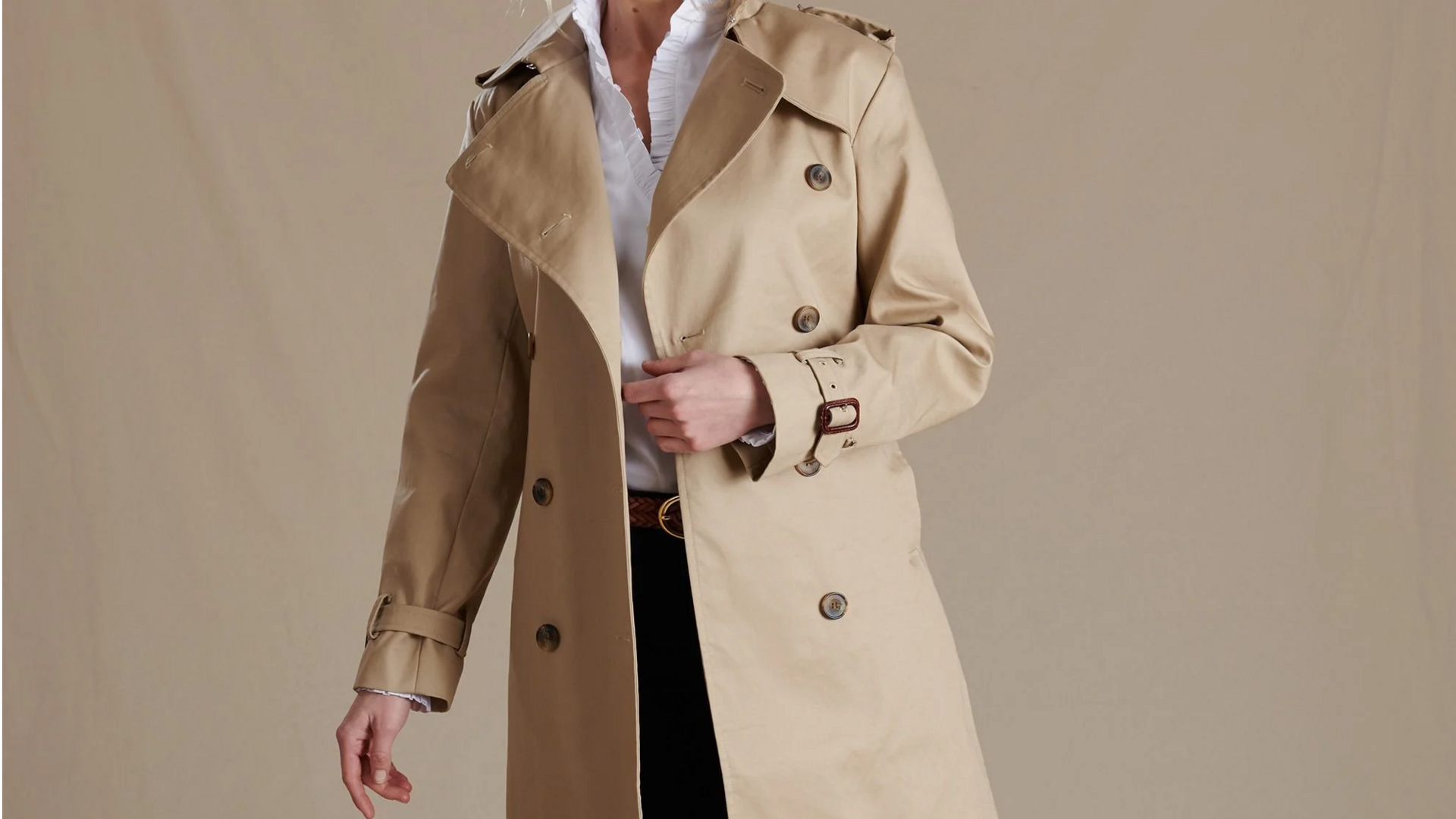 Lima trench coat ringan untuk transisi hujan tropis