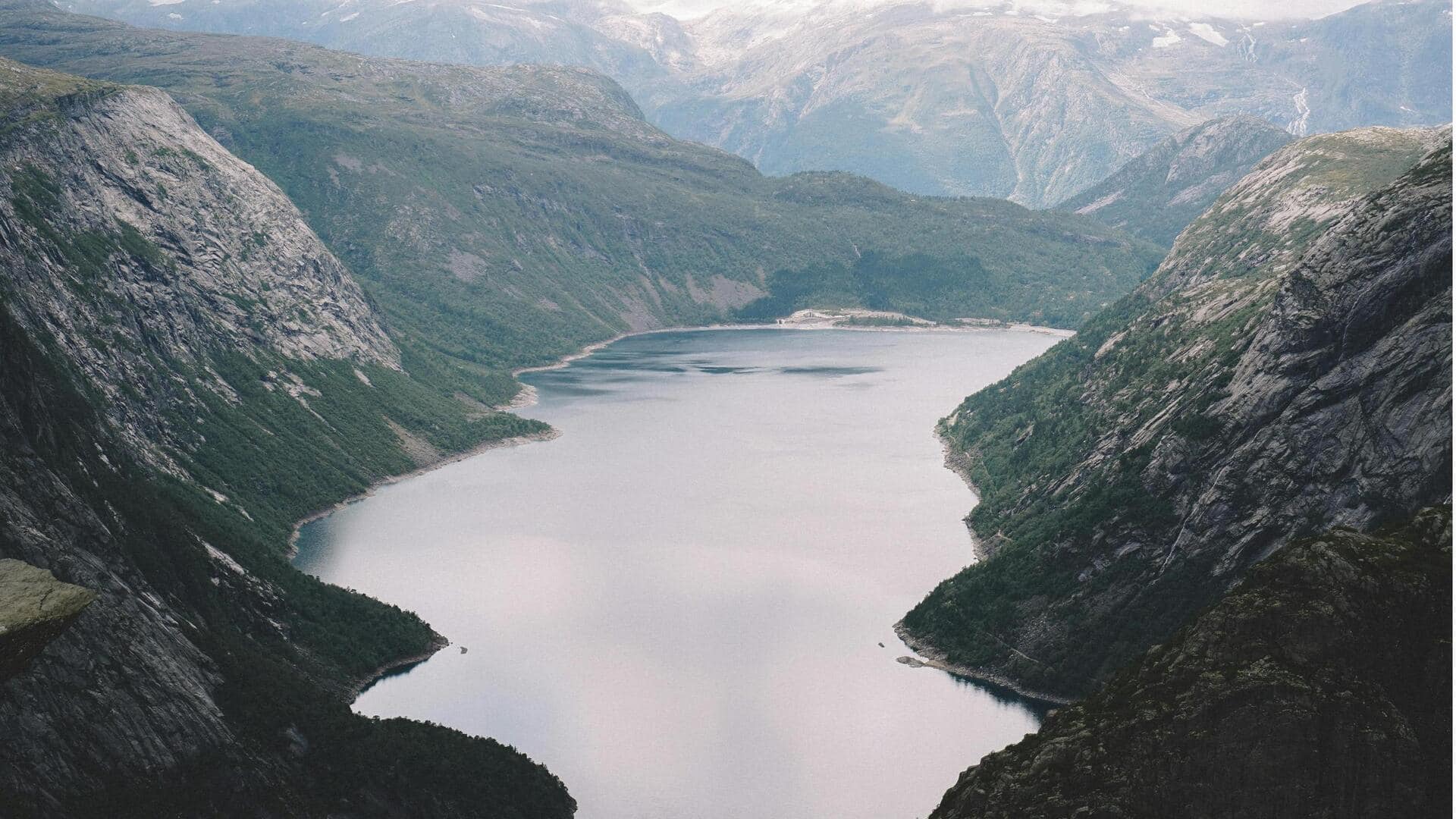 Berkayak melalui Fjord Norwegia