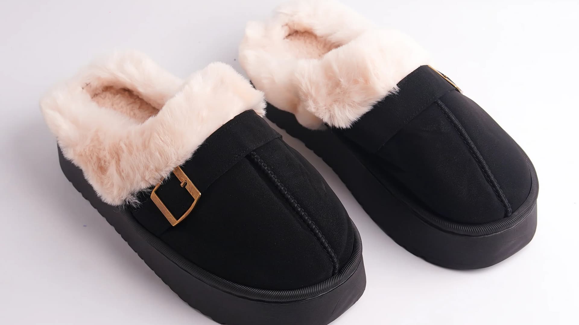 Lima cara modis memakai sepatu mules bulu palsu musim dingin ini