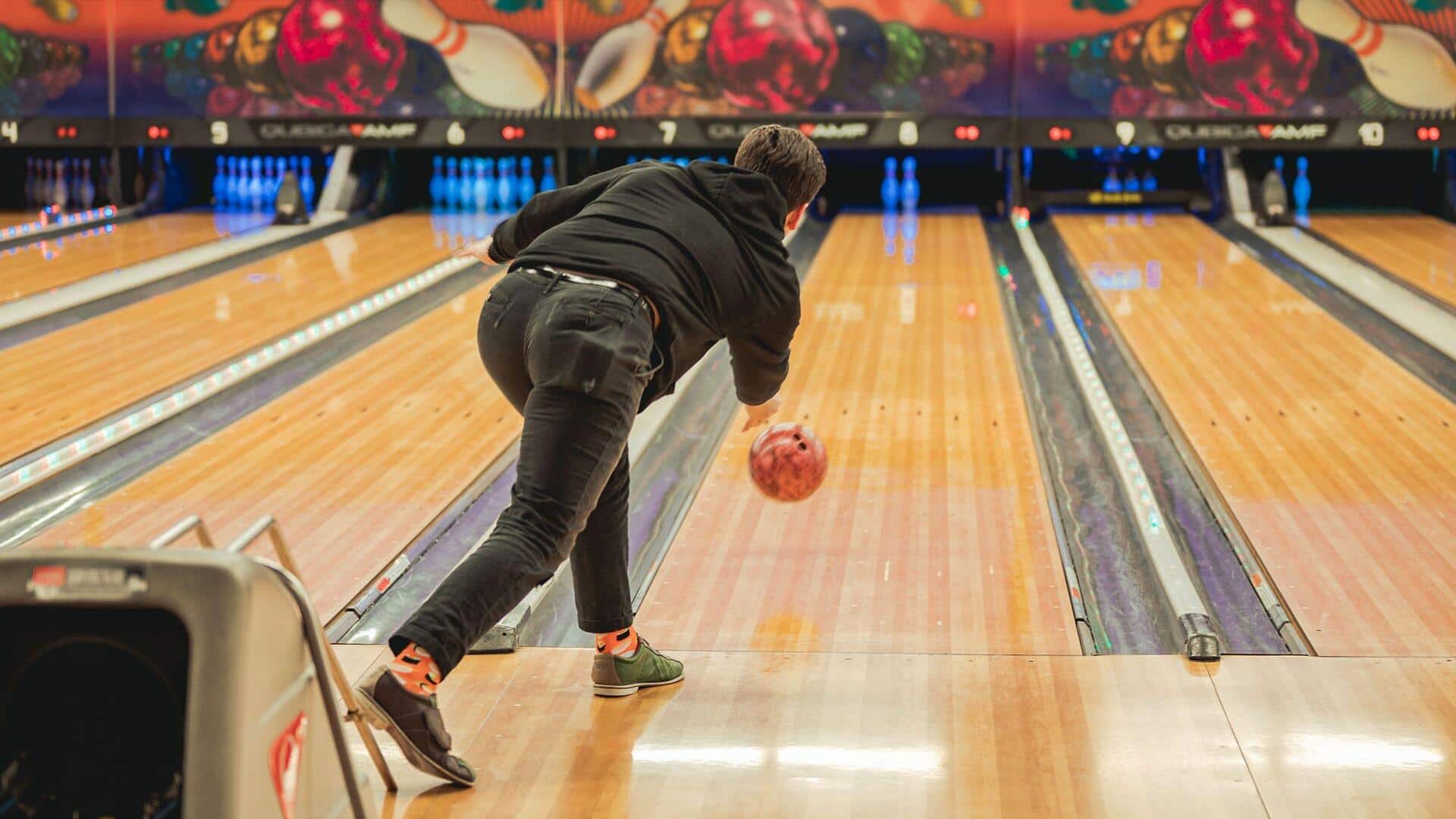 Mengapa arena bowling menggunakan pola minyak?