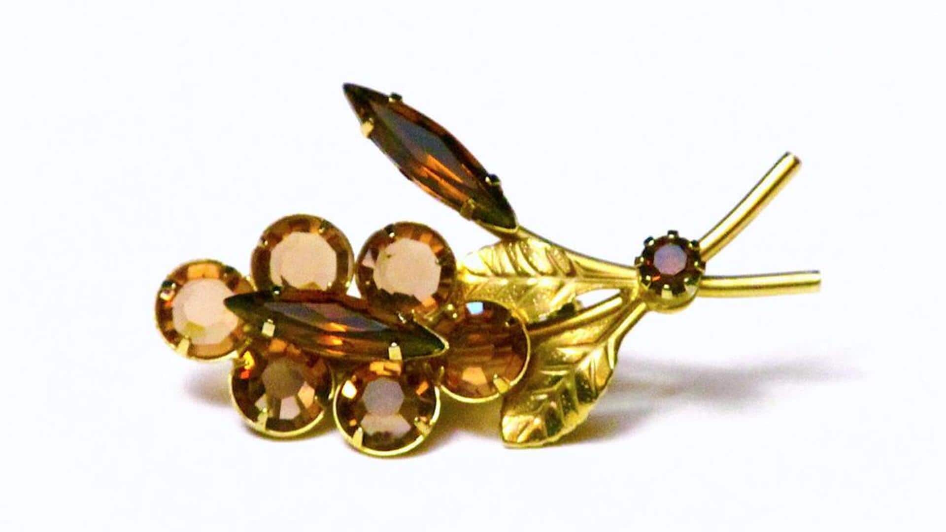 Berbagai cara menggunakan bros untuk mempercantik penampilan