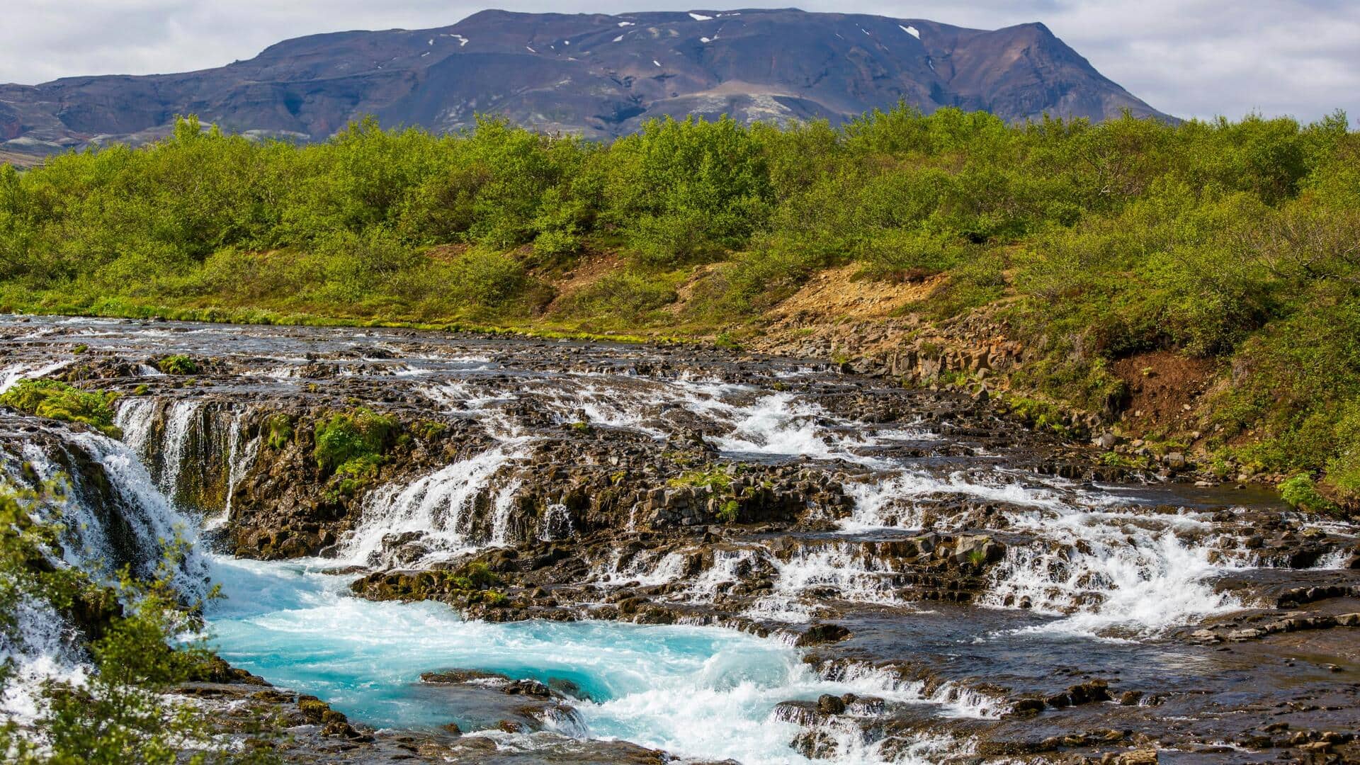 Menjelajahi Air Terjun Tersembunyi di Islandia