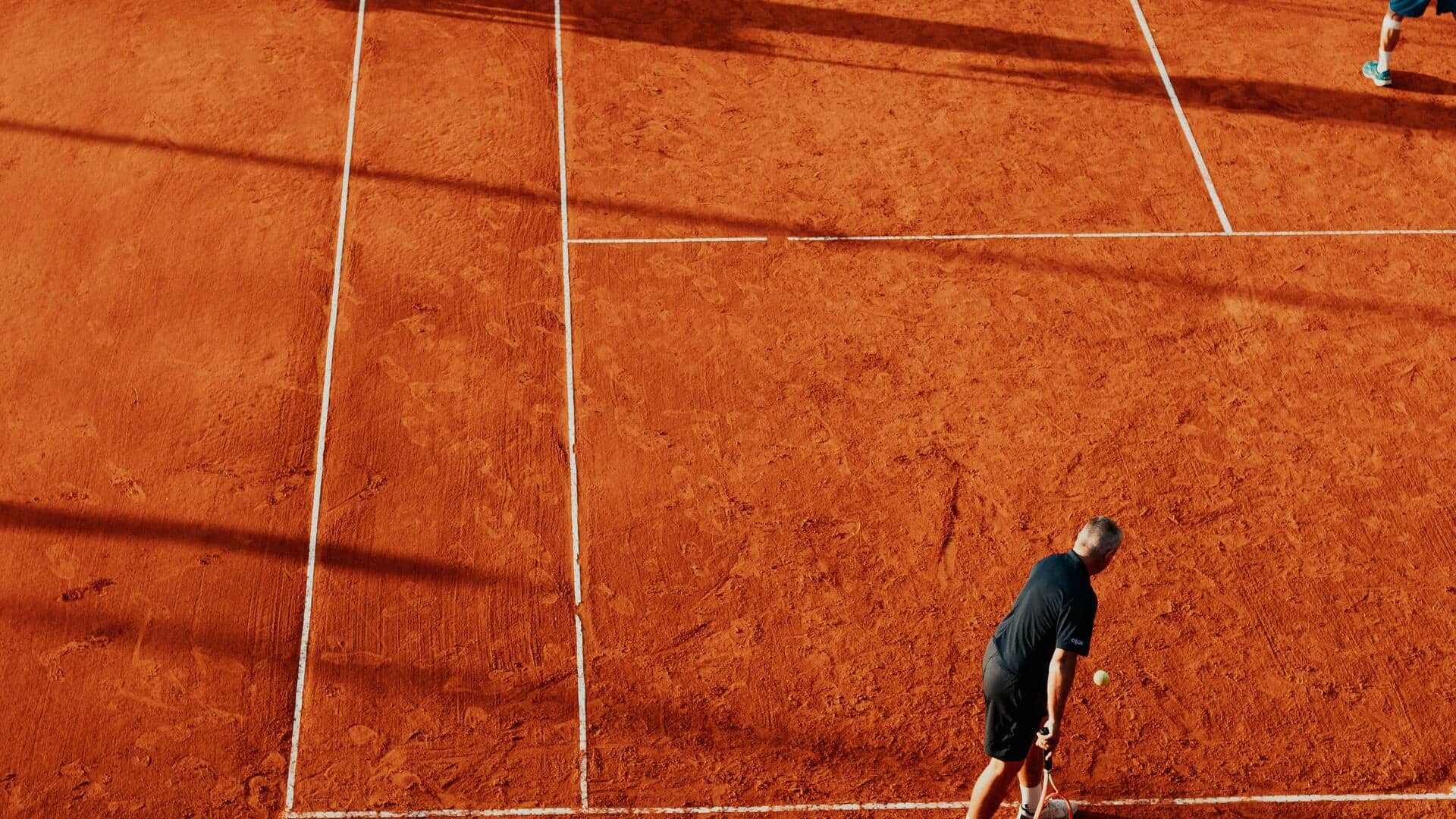 Mengapa lapangan ganda tenis memiliki garis samping lebih lebar?