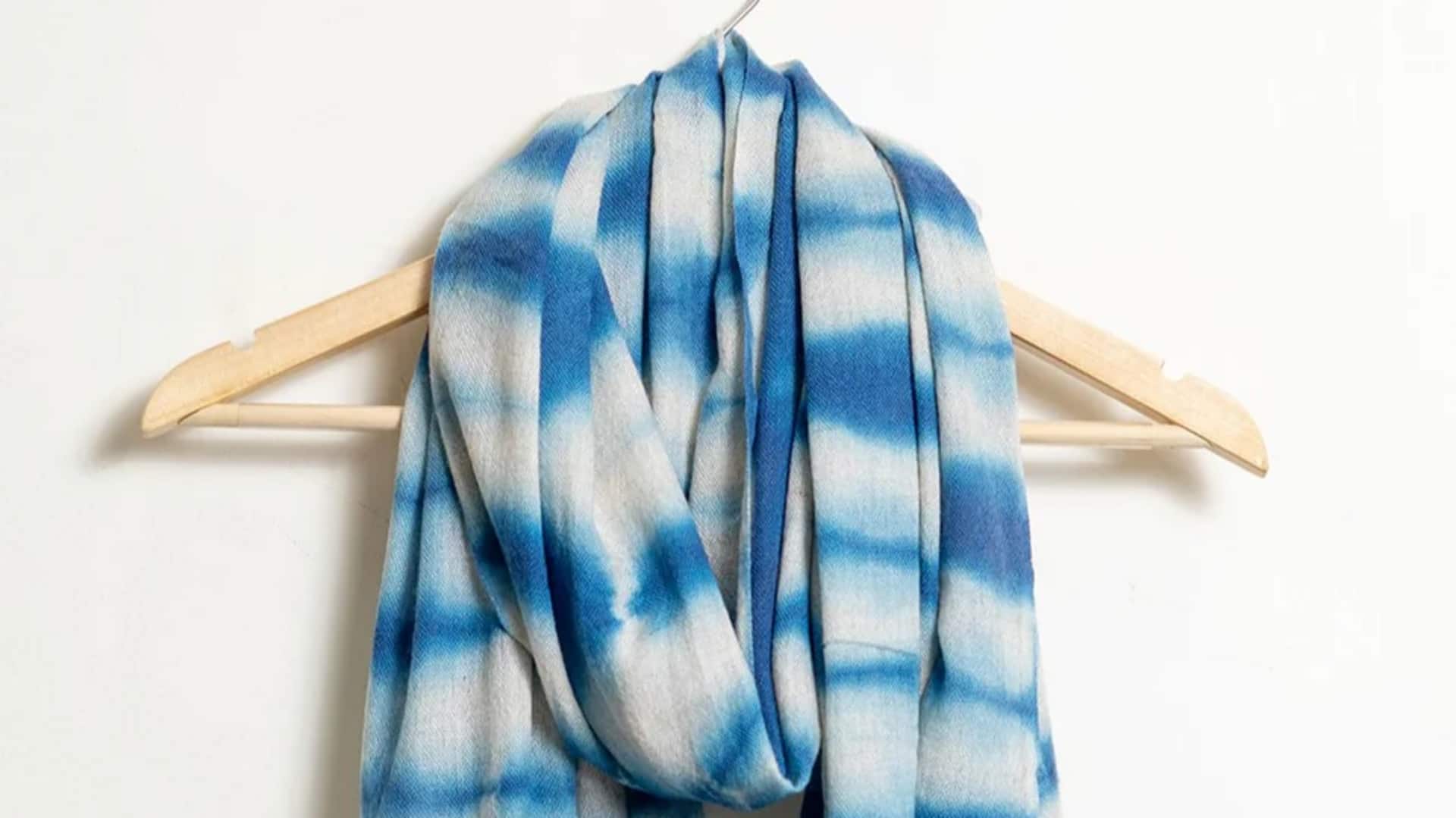 Lima cara unik memakai muffler shibori untuk musim dingin India