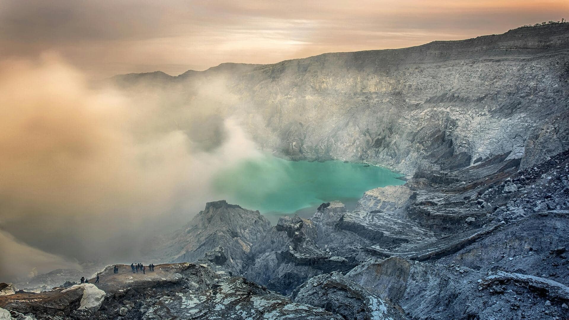 Menjelajahi Gunung Berapi Indonesia: Jalur Pendakian untuk Pemula Menjelajahi Gunung Berapi Indonesia: Jalur Pendakian untuk Pemula