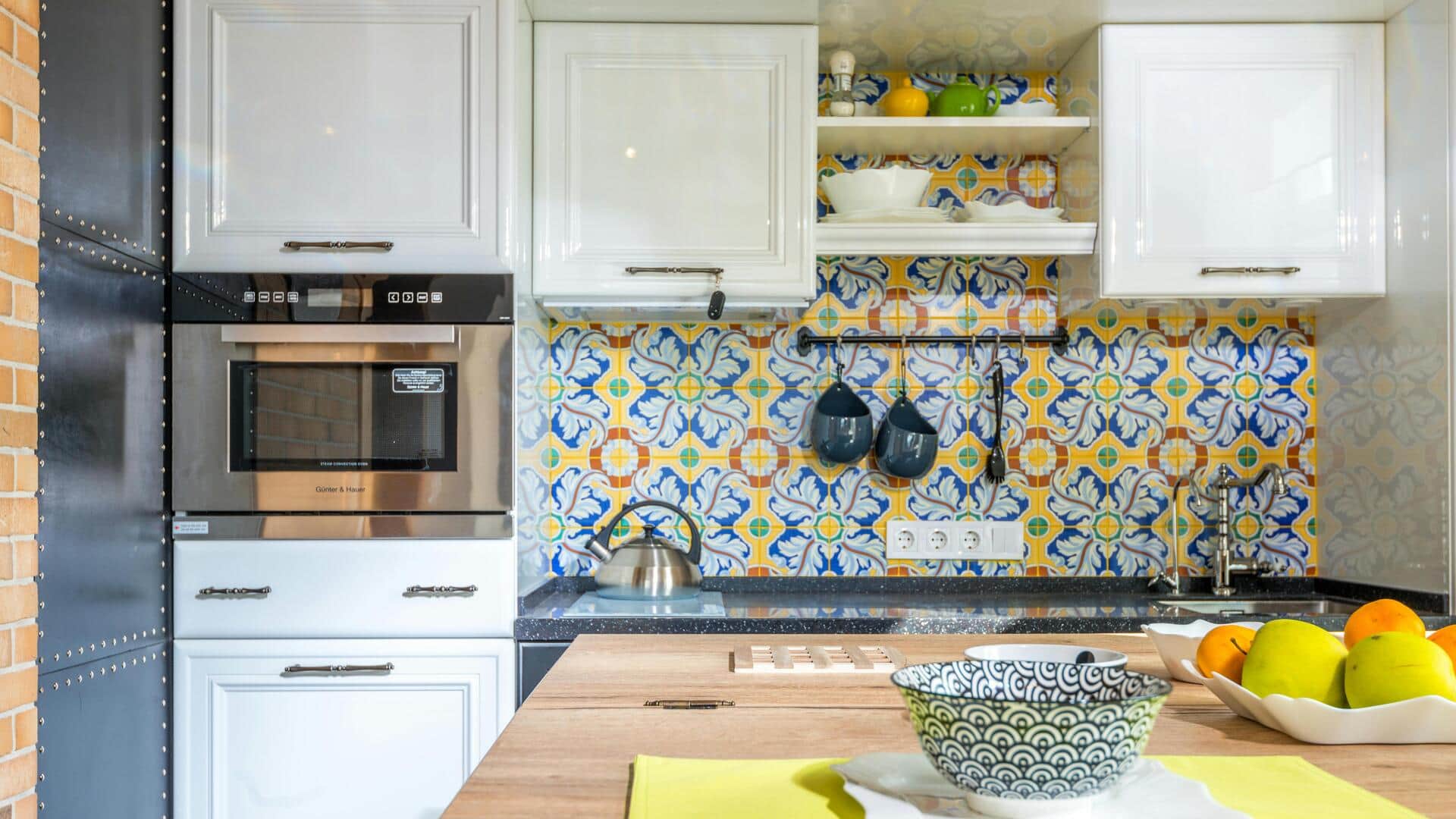 Lima cara mudah mendekorasi dapur dengan keramik berwarna-warni