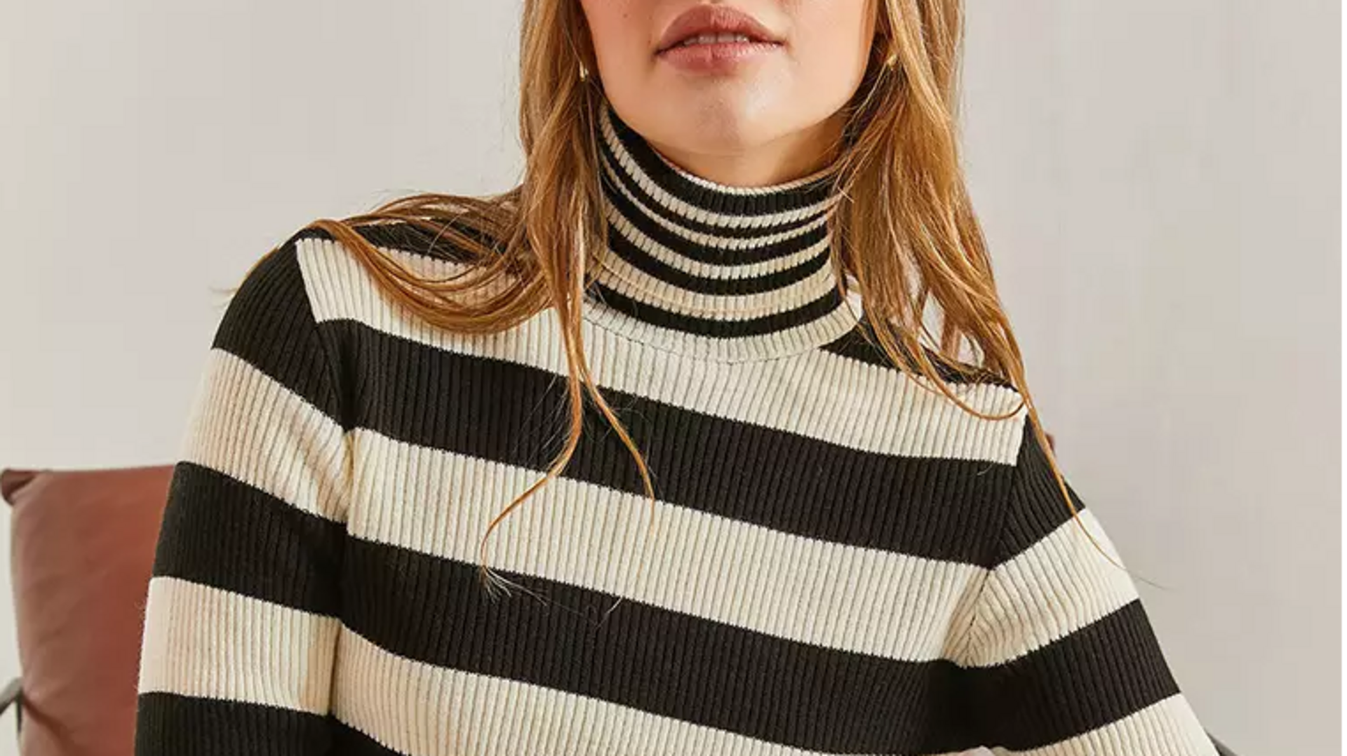 Tampil gaya dengan turtleneck bergaris musim gugur ini Tampil gaya dengan turtleneck bergaris musim gugur ini