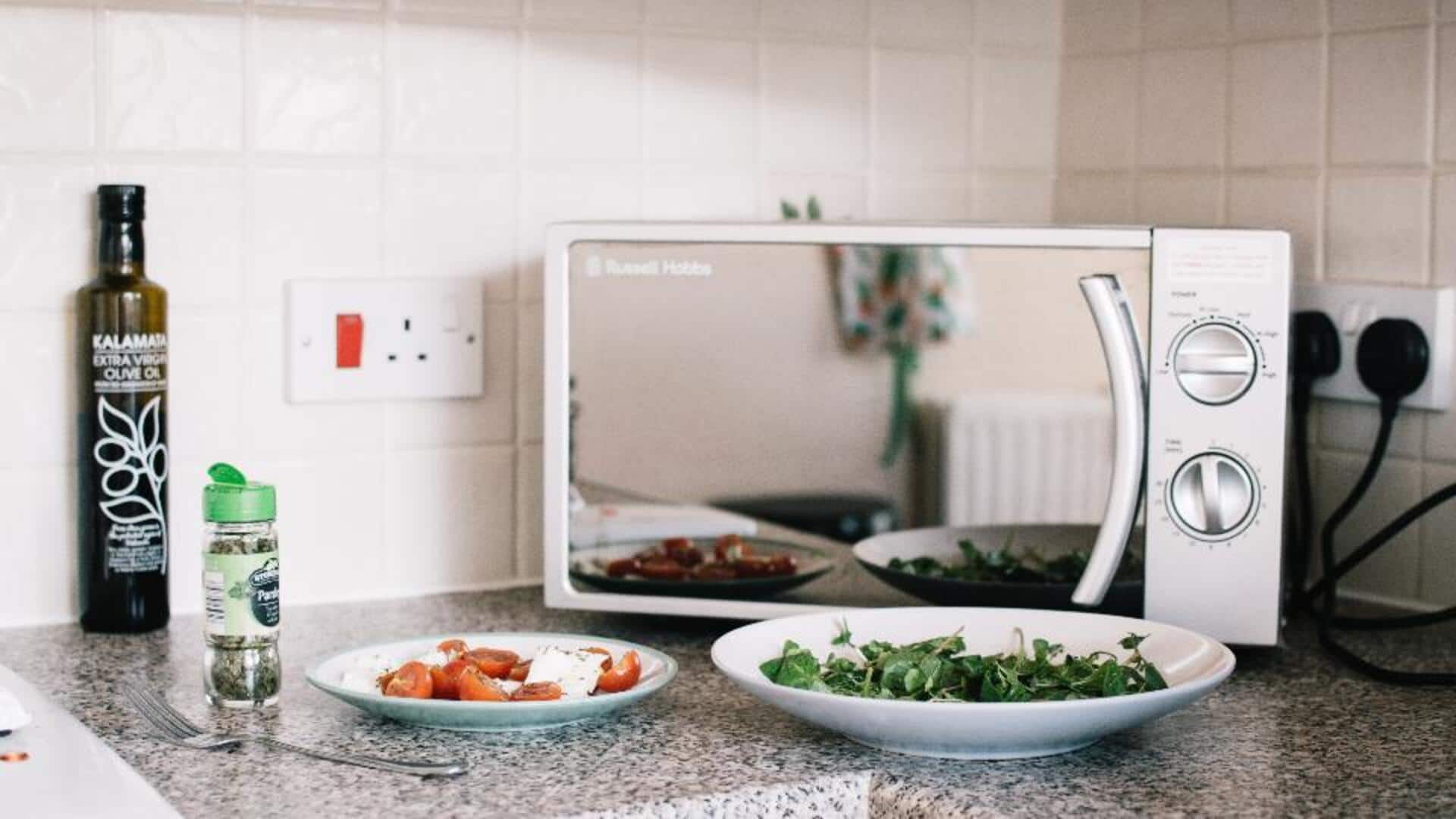 Menghindari percikan makanan di microwave dengan trik piring terbalik