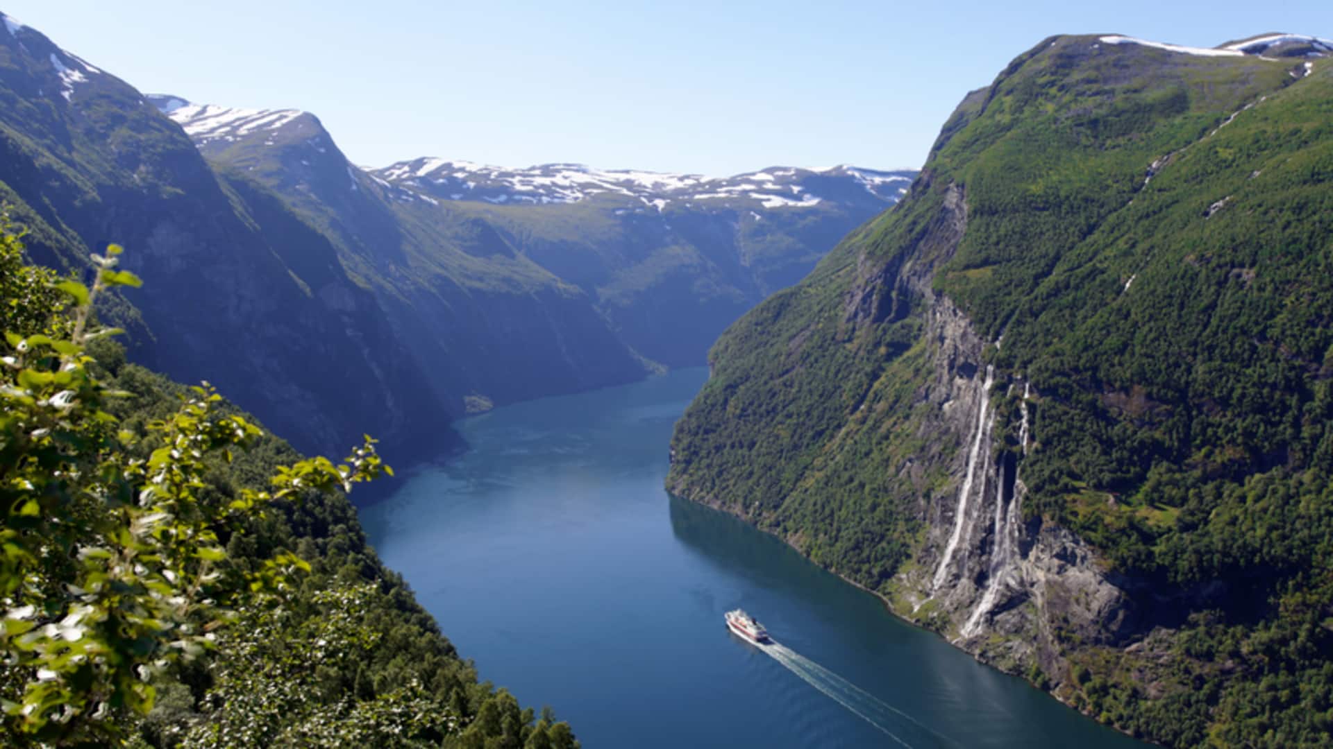 Mengagumi Keindahan Alam Fjord Terpencil di Norwegia