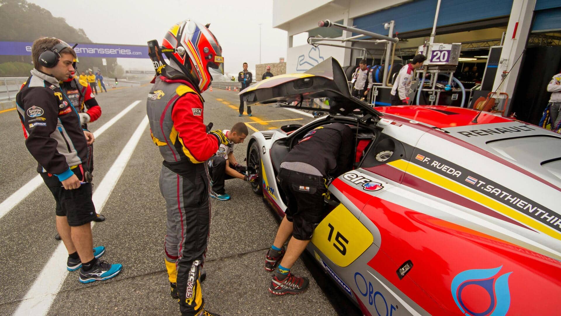 Pengaruh visi terowongan pada pembalap mobil