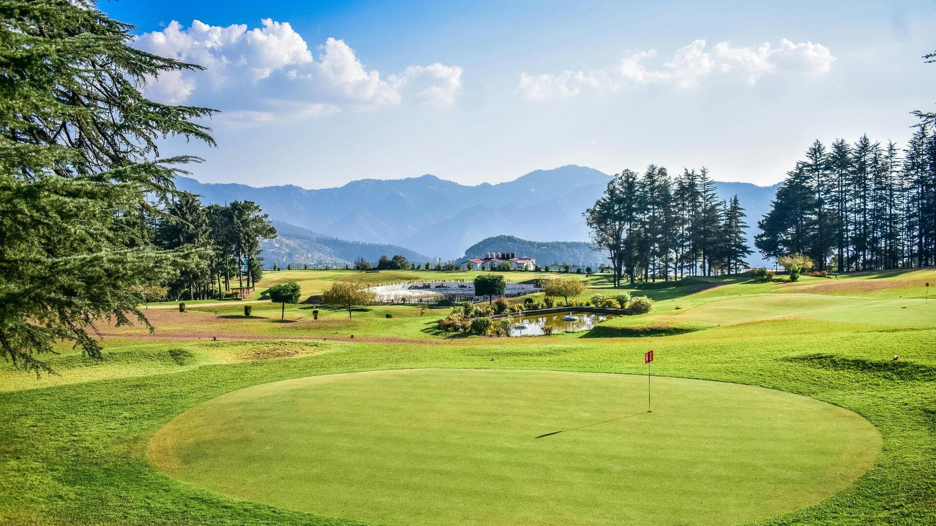 Mengapa lapangan golf memiliki jenis rumput berbeda? Mengapa lapangan golf memiliki jenis rumput berbeda?
