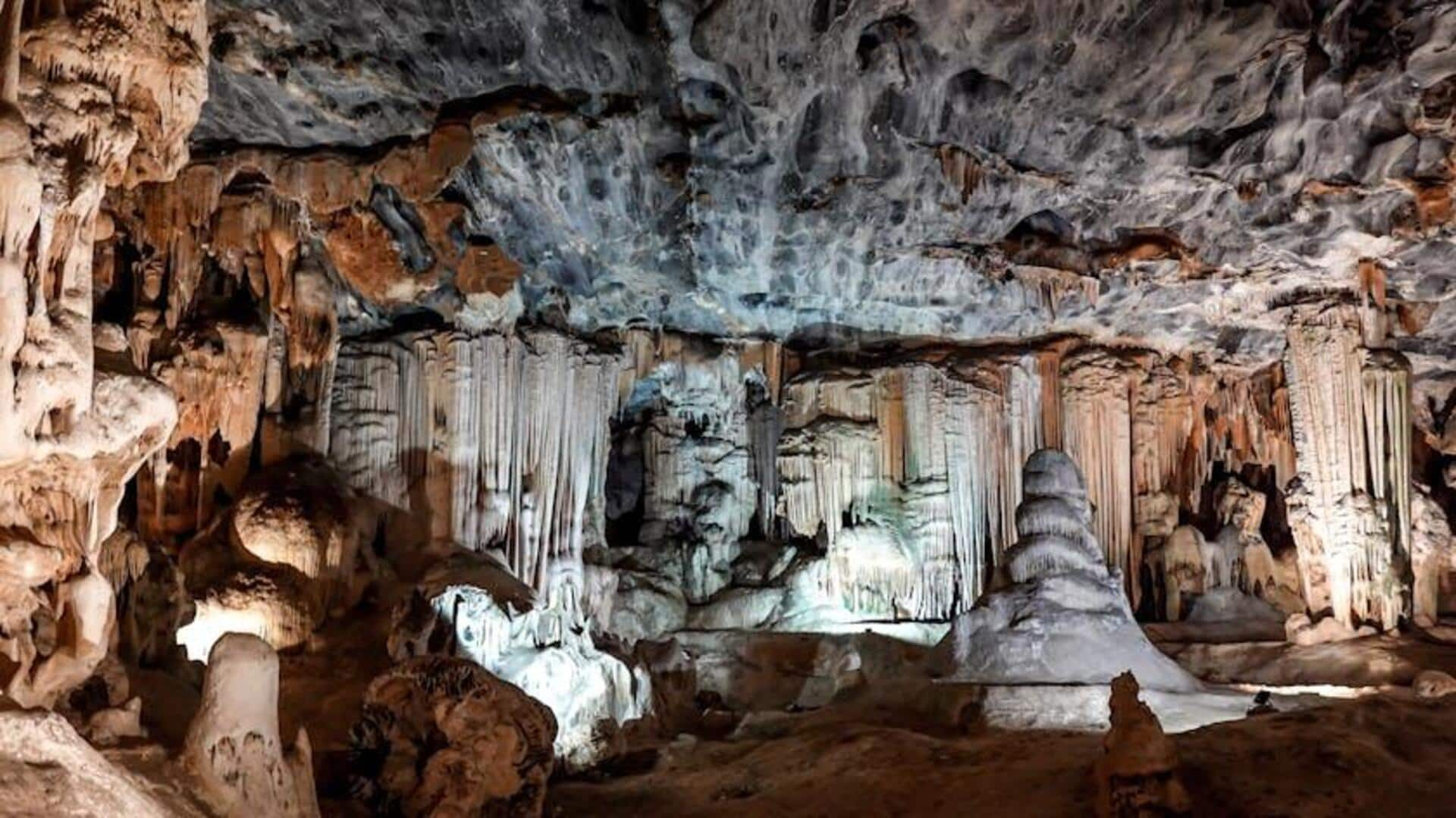 Jelajahi Keajaiban Kamar Bawah Tanah Cango Caves, Afrika Selatan