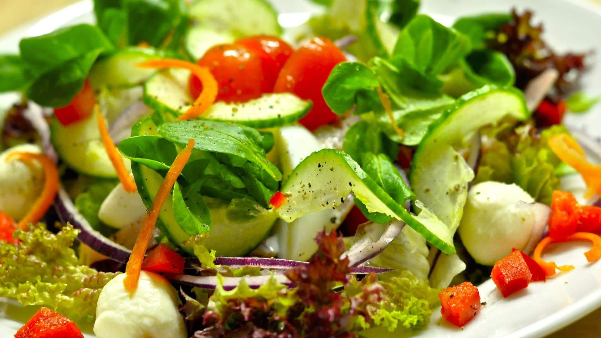 Tingkatkan salad sederhana dengan teknik seni bahan supermarket Tingkatkan salad sederhana dengan teknik seni bahan supermarket