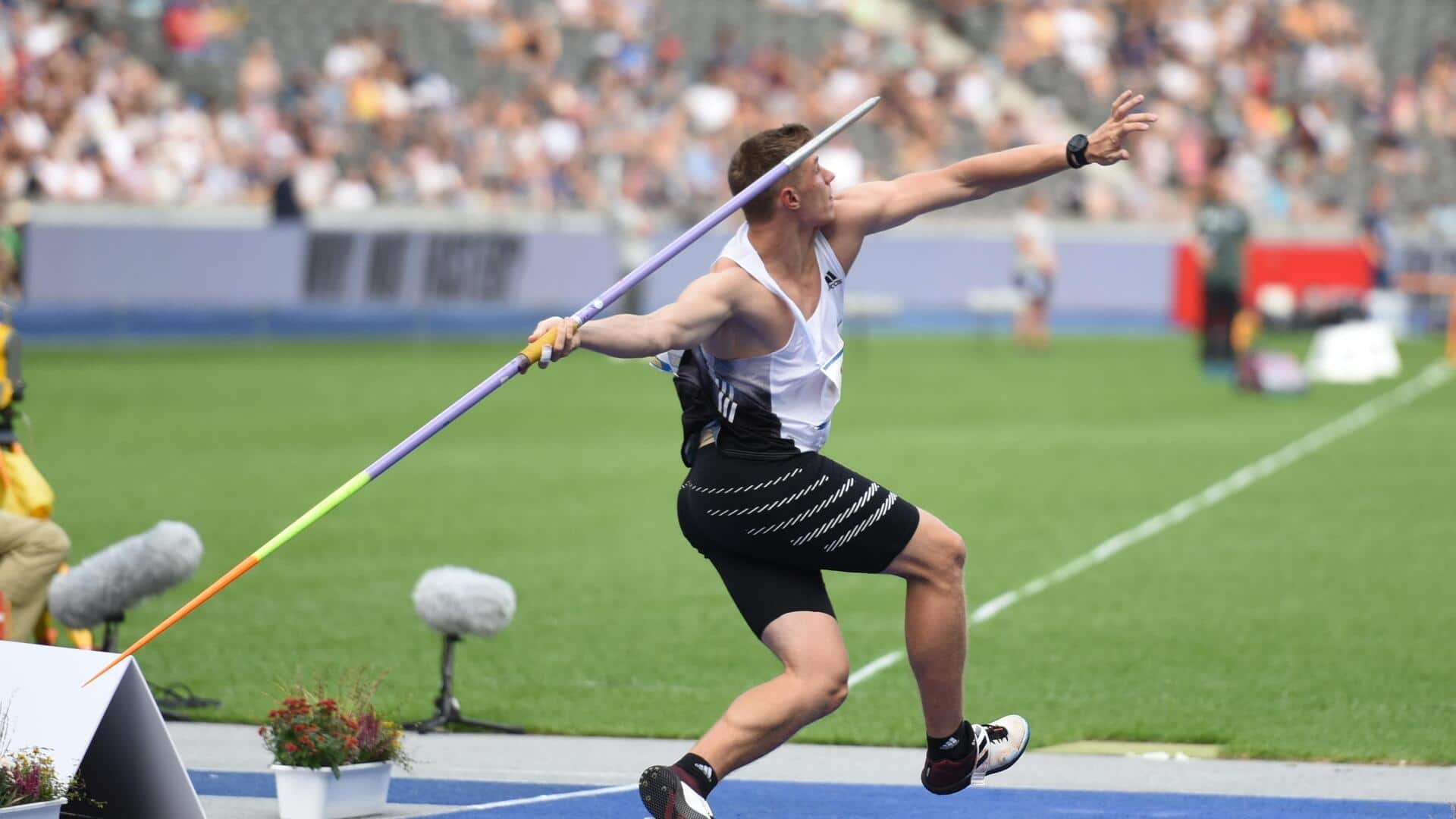Mengapa atlet lempar lembing tidak memakai sarung tangan?