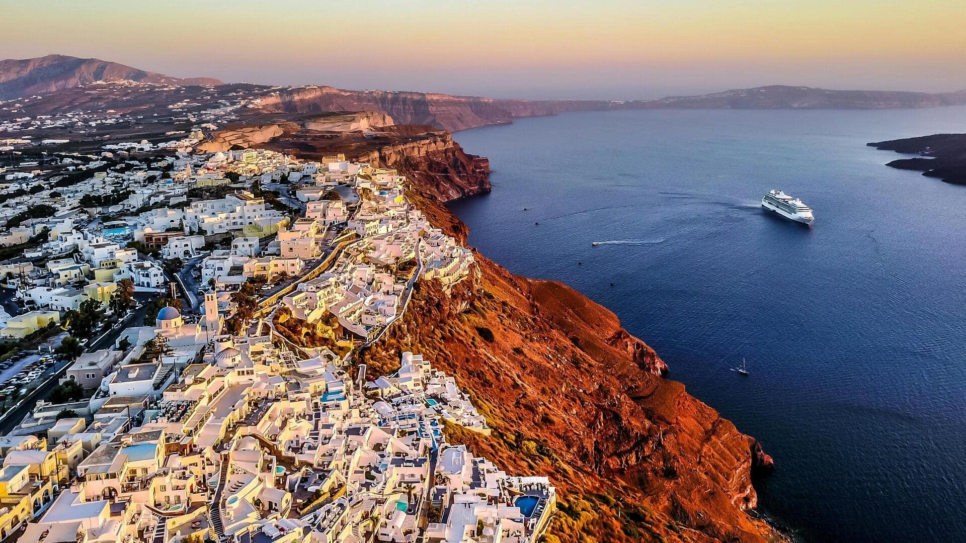 Menikmati Keindahan Matahari Terbenam di Santorini
