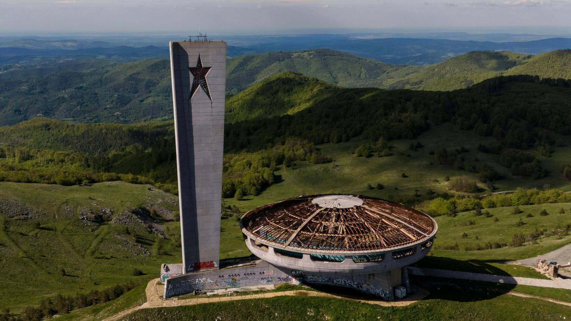 Menjelajahi Monumen Buzludzha, Bulgaria