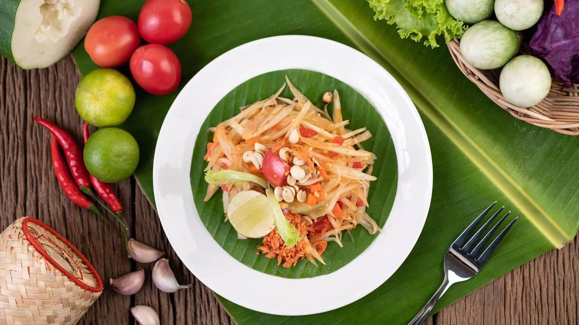 Salad Pepaya Hijau Indonesia: Camilan Jalanan yang Wajib Dicoba