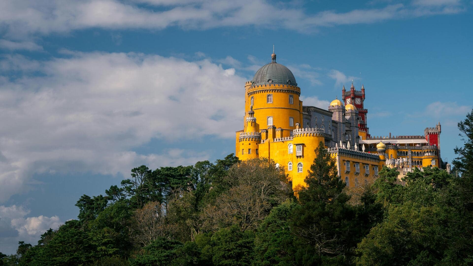 Menjelajahi Sintra di Portugal: Kastel dan Hutan Mistis